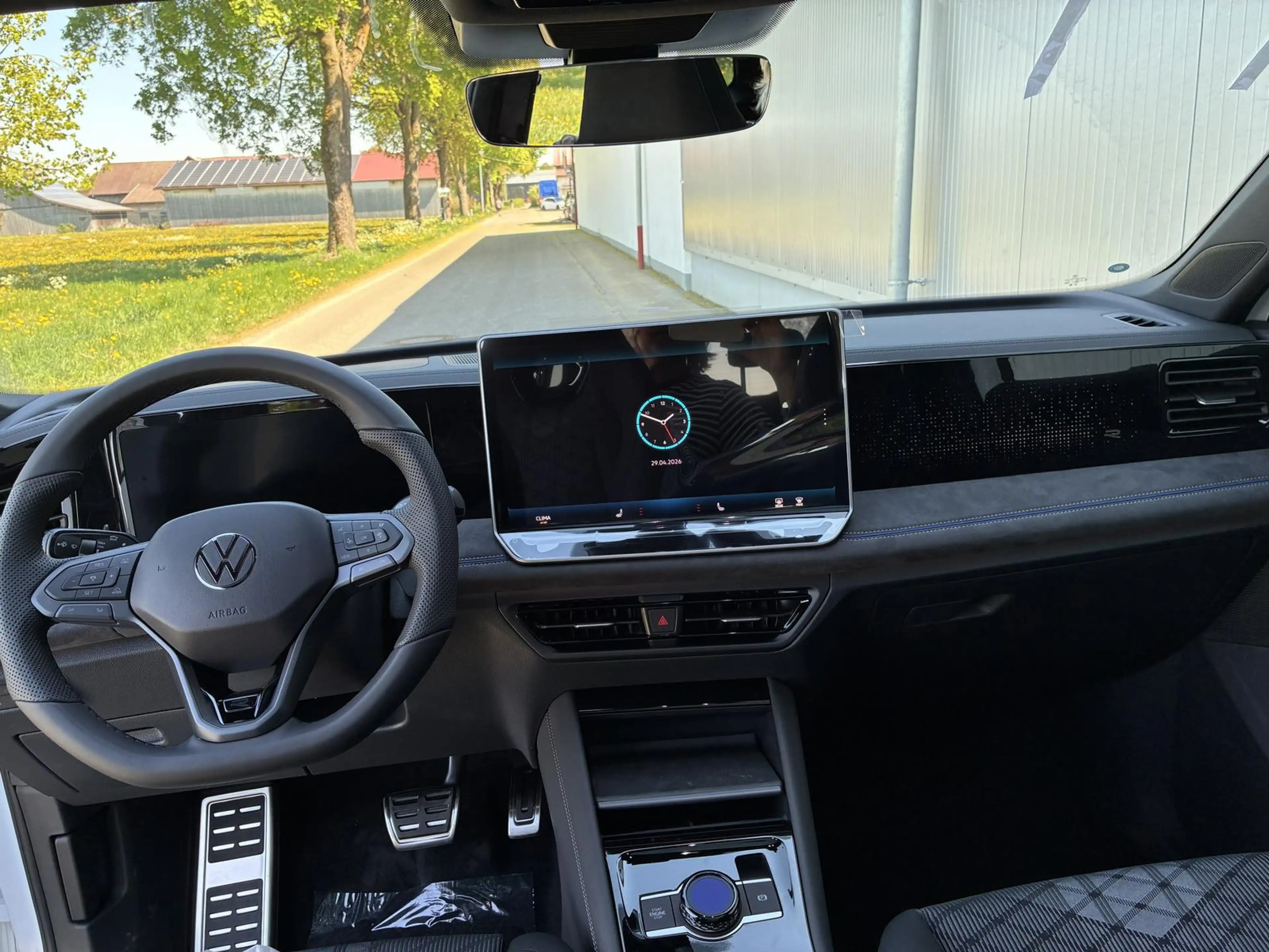 Volkswagen Tiguan 2.0 TDI DSG R-Line Head Up Black 360 AHK Pano — photo 7