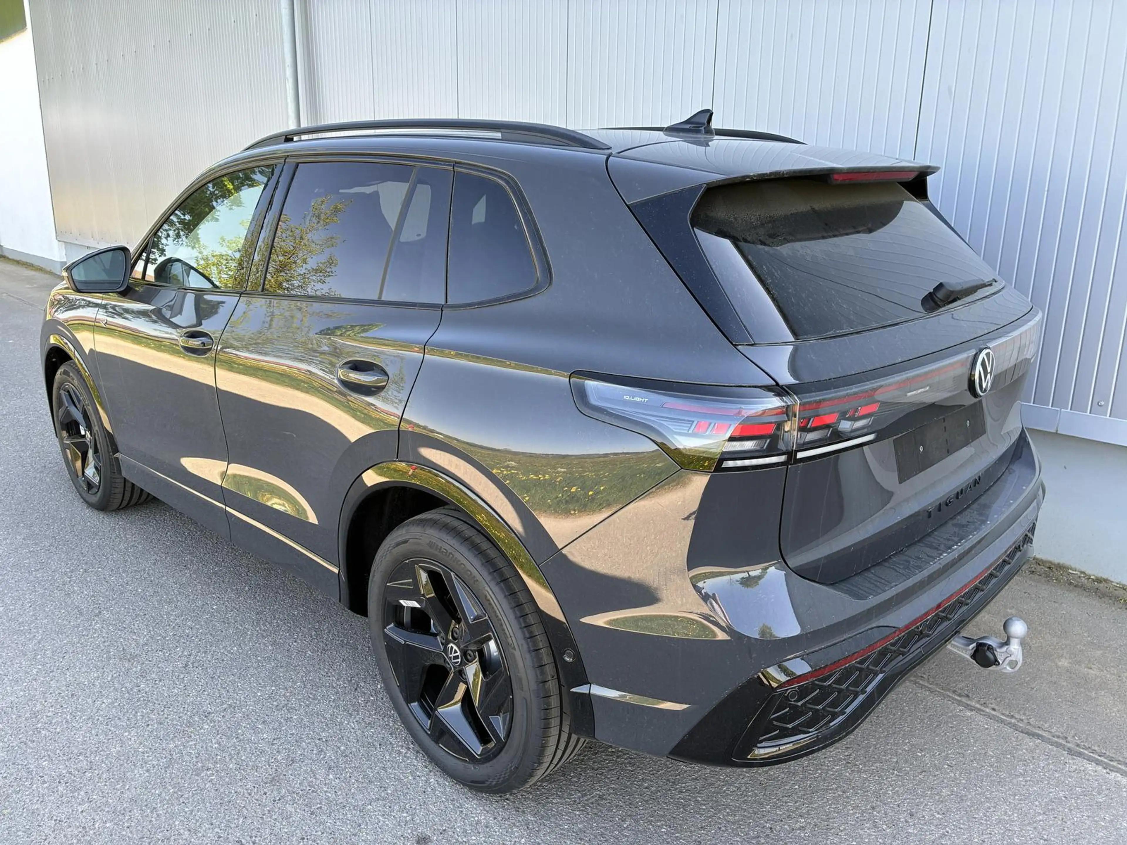 Volkswagen Tiguan 2.0 TDI DSG R-Line Head Up Black 360 AHK Pano — photo 3