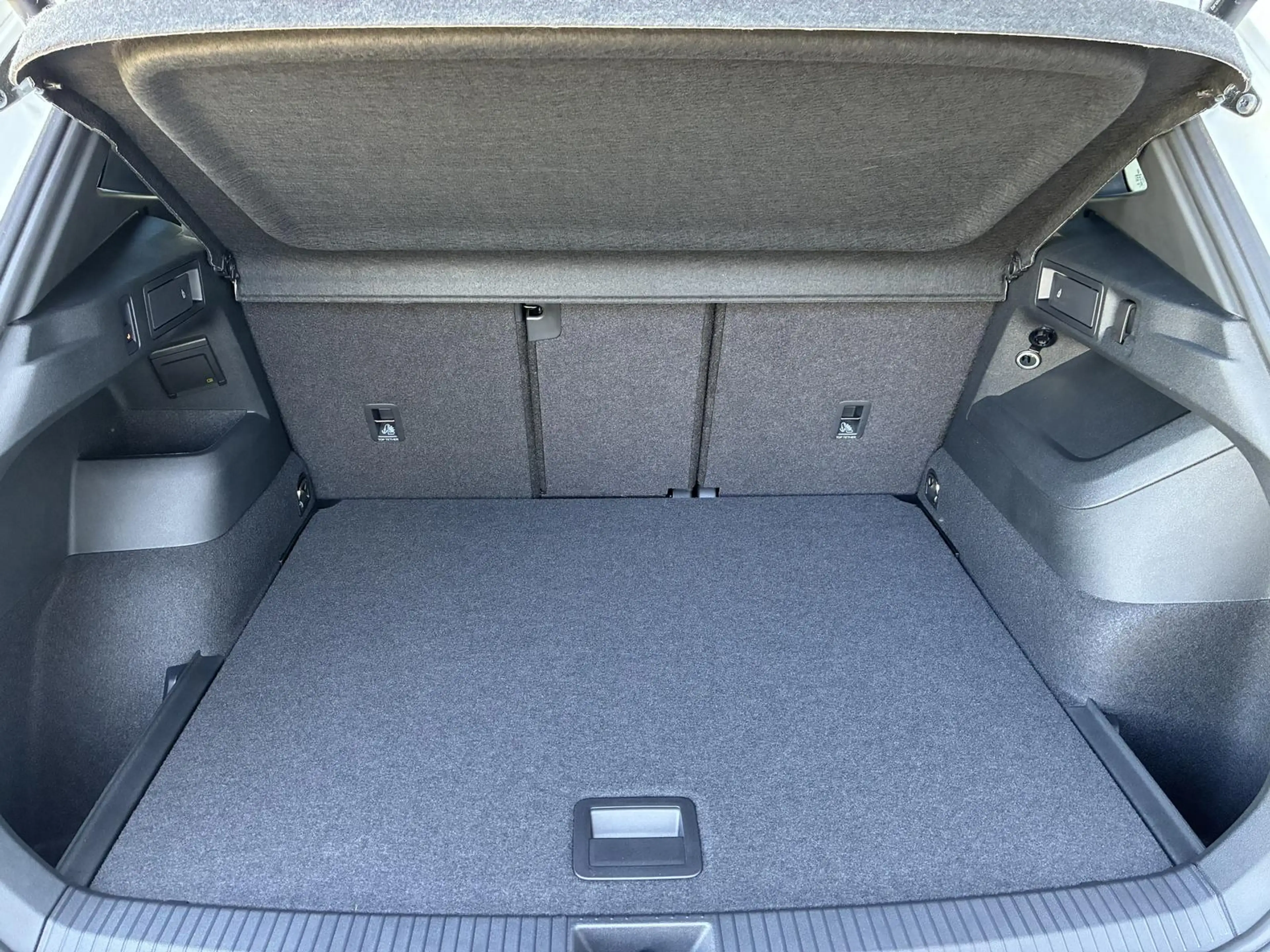 Volkswagen Tiguan 2.0 TDI DSG R-Line Head Up Black 360 AHK Pano — photo 10