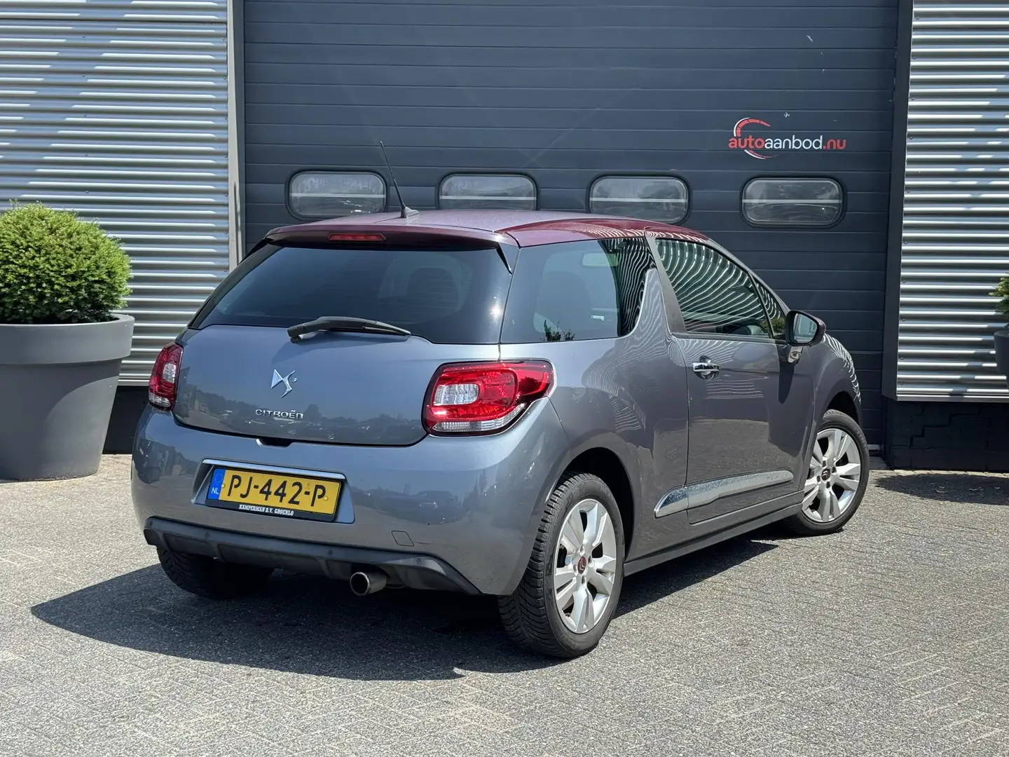 Citroen DS3 1.6 VTi So Chic | Cruise Control | Parkeersensoren Grijs - 2