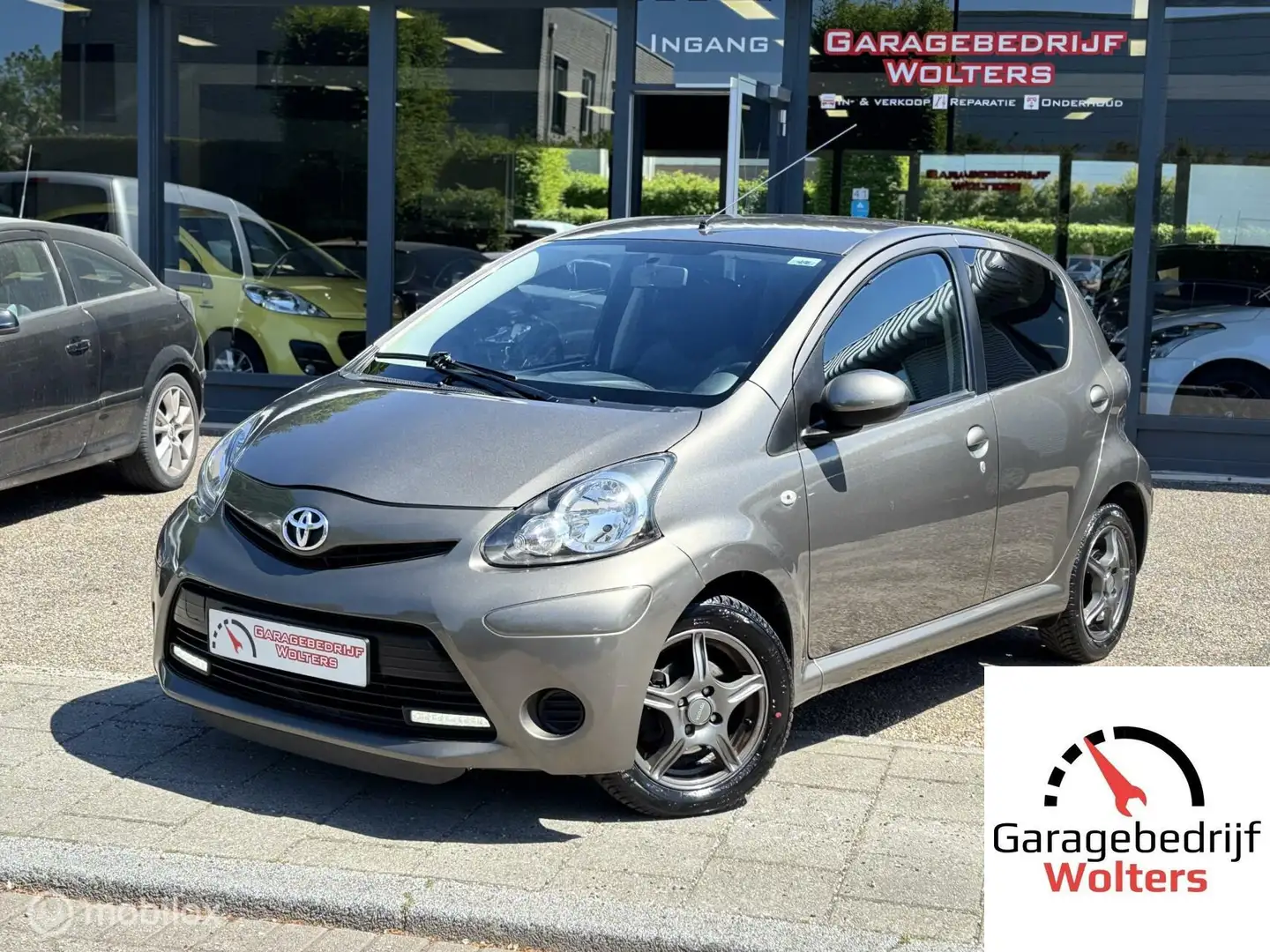 Toyota Aygo 1.0 VVT-i Aspiration AIRCO 5DRS ELEC-PAKKET LMV Bruin - 1