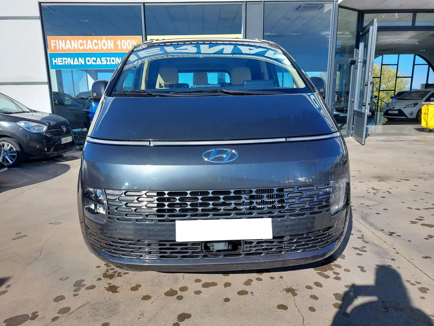 Hyundai STARIA 2.2CRDi 9S Tecno 177 Aut. Gris - 2