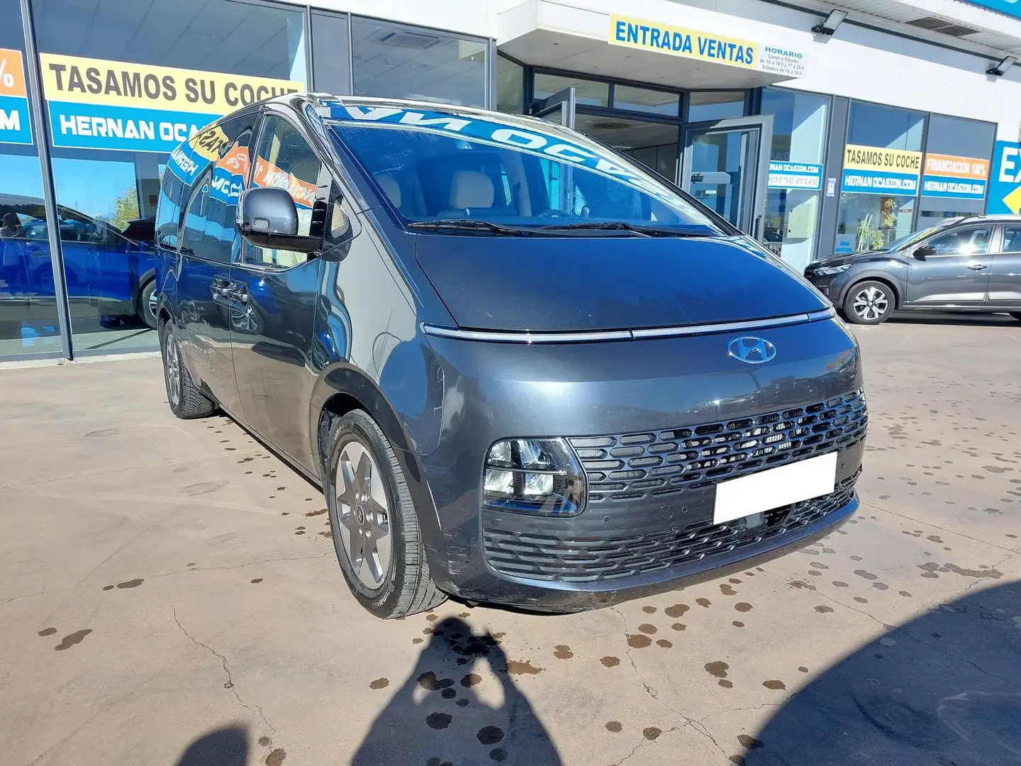 Hyundai STARIA 2.2CRDi 9S Tecno 177 Aut. Gris - 1