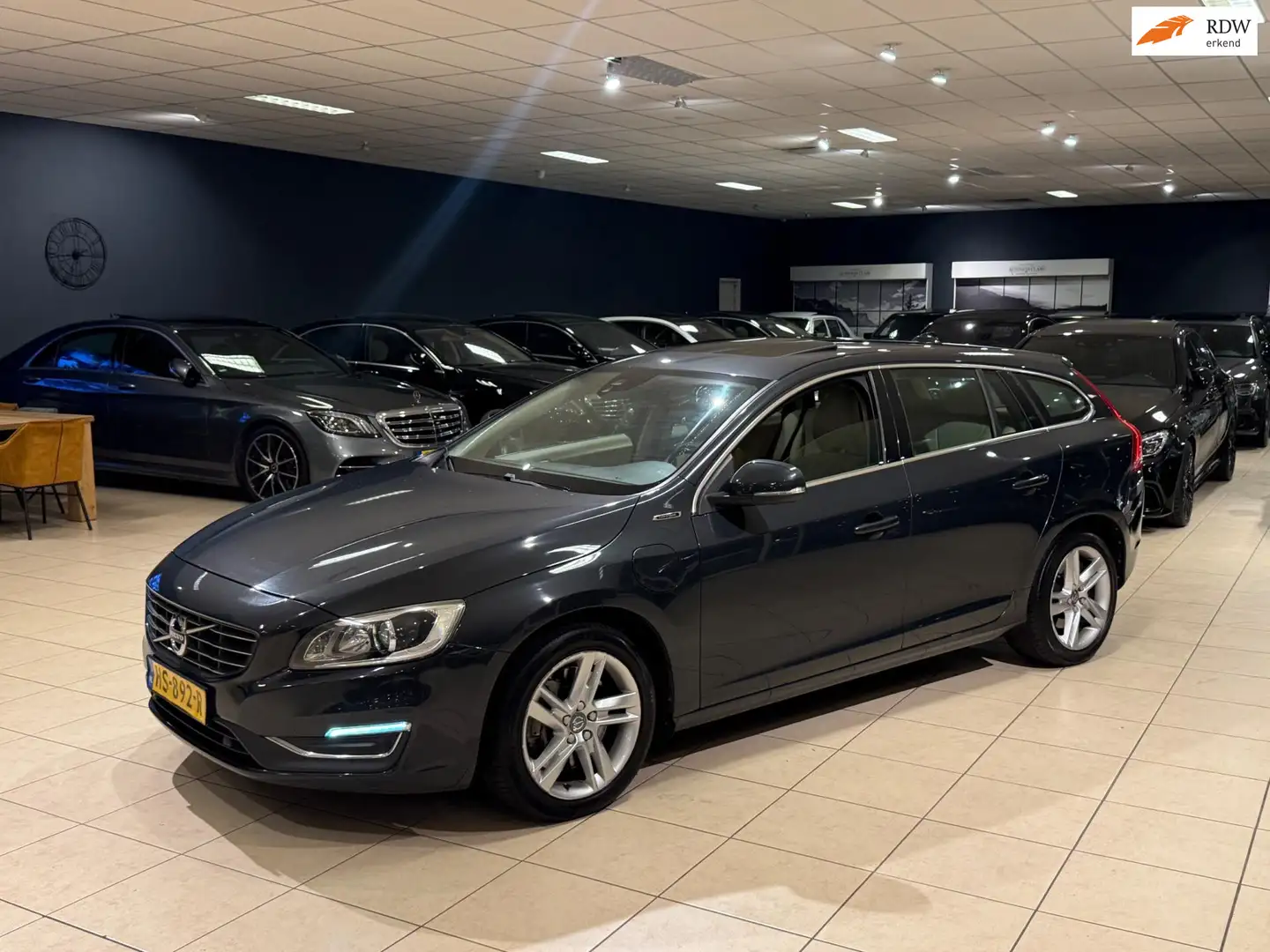 Volvo V60 2.4 D6 Twin Engine R-Design|Schuifdak|Xenon|Memory Grau - 1