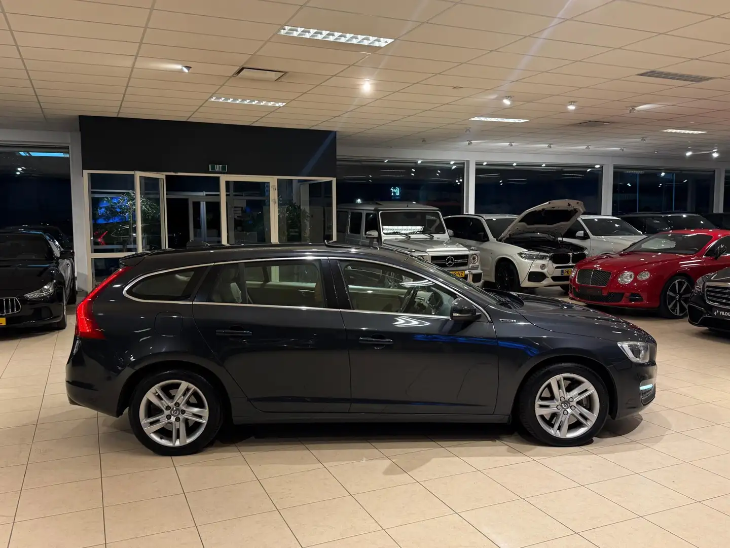 Volvo V60 2.4 D6 Twin Engine R-Design|Schuifdak|Xenon|Memory Gris - 2