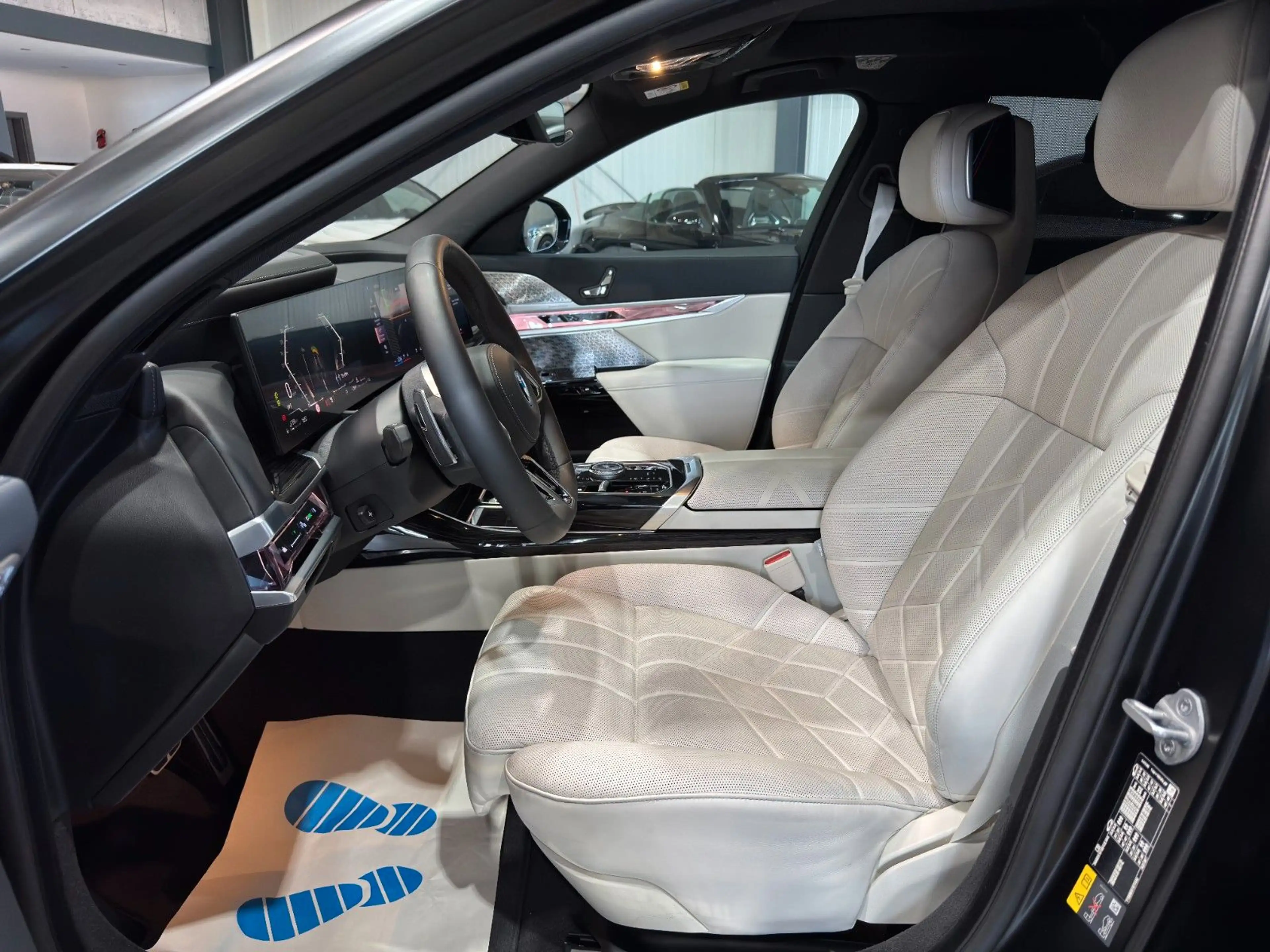 BMW 750 /e/xDrive/M/Sport/TV/360*/3D — photo 8