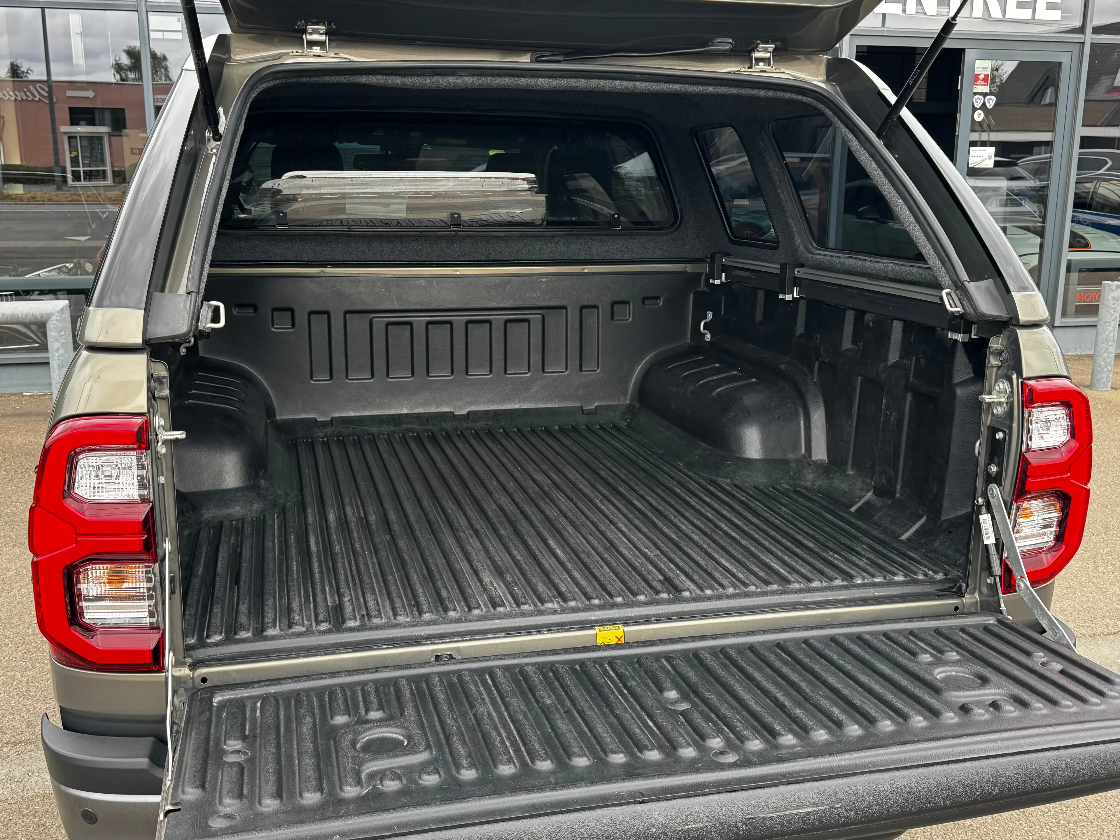 Toyota Hilux 2.8D-4D INVINCIBLE AUTO 4WD 204CV CAMERA 360 1ER PROPRIETAIRE HARDTOP TVA DEDUCTIBLE — photo 11