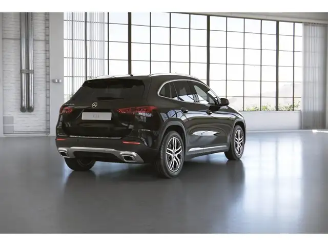 Mercedes-Benz GLA view 3