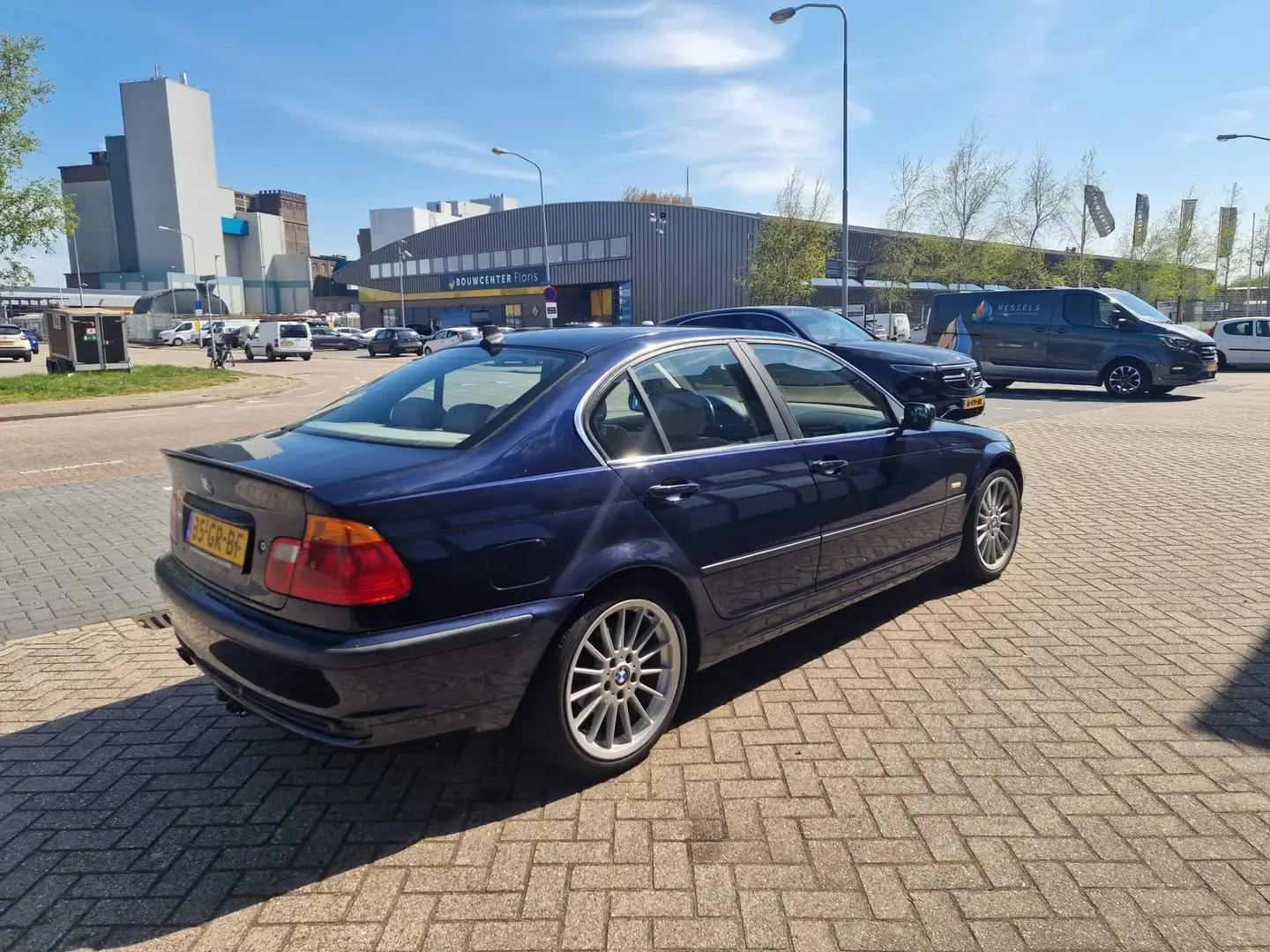 BMW 330 320i Executive Blauw - 2