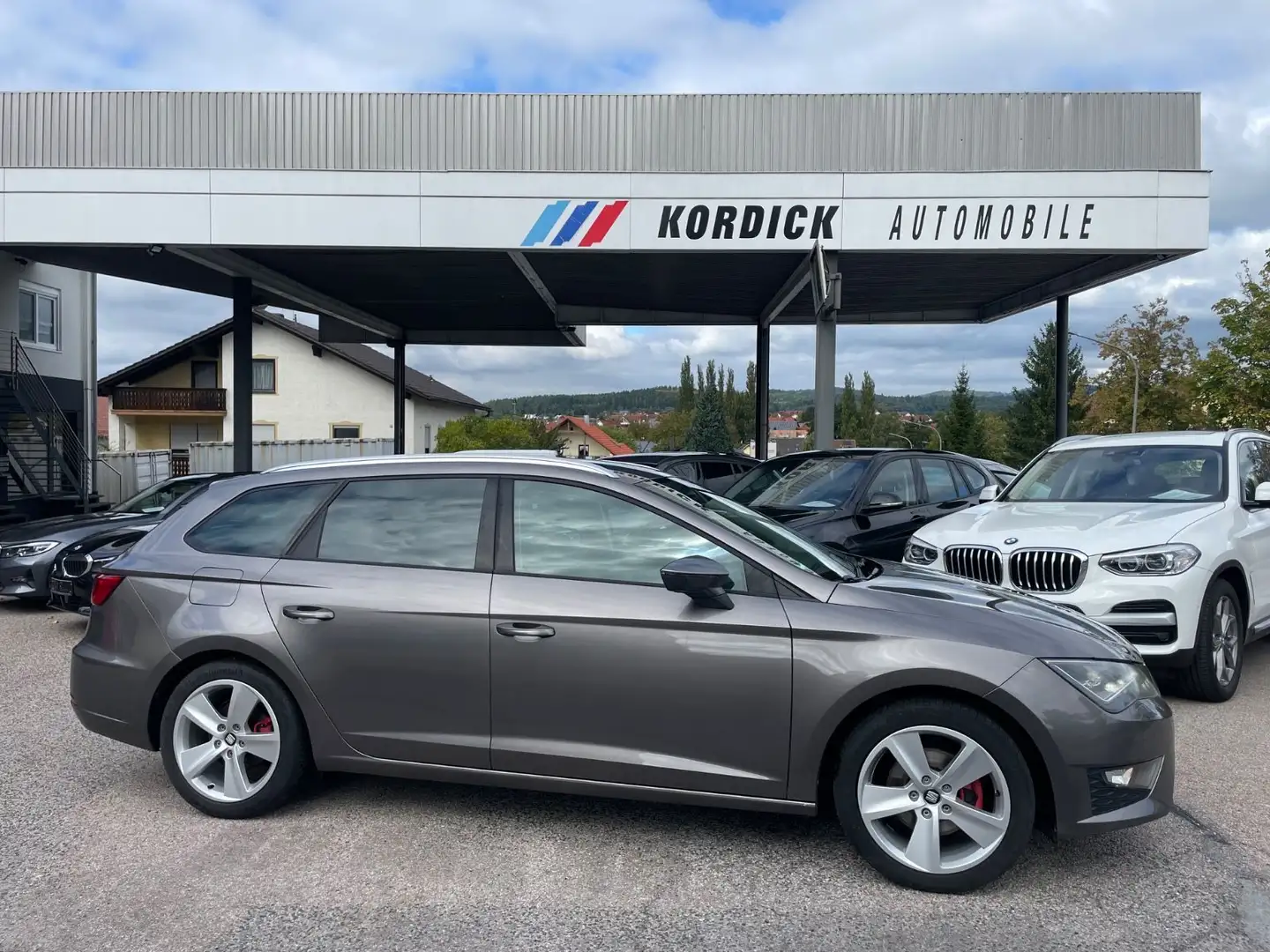 SEAT Leon LEON ST FR 4Drive/NAVI/LED/SHZ/PDC Grau - 2