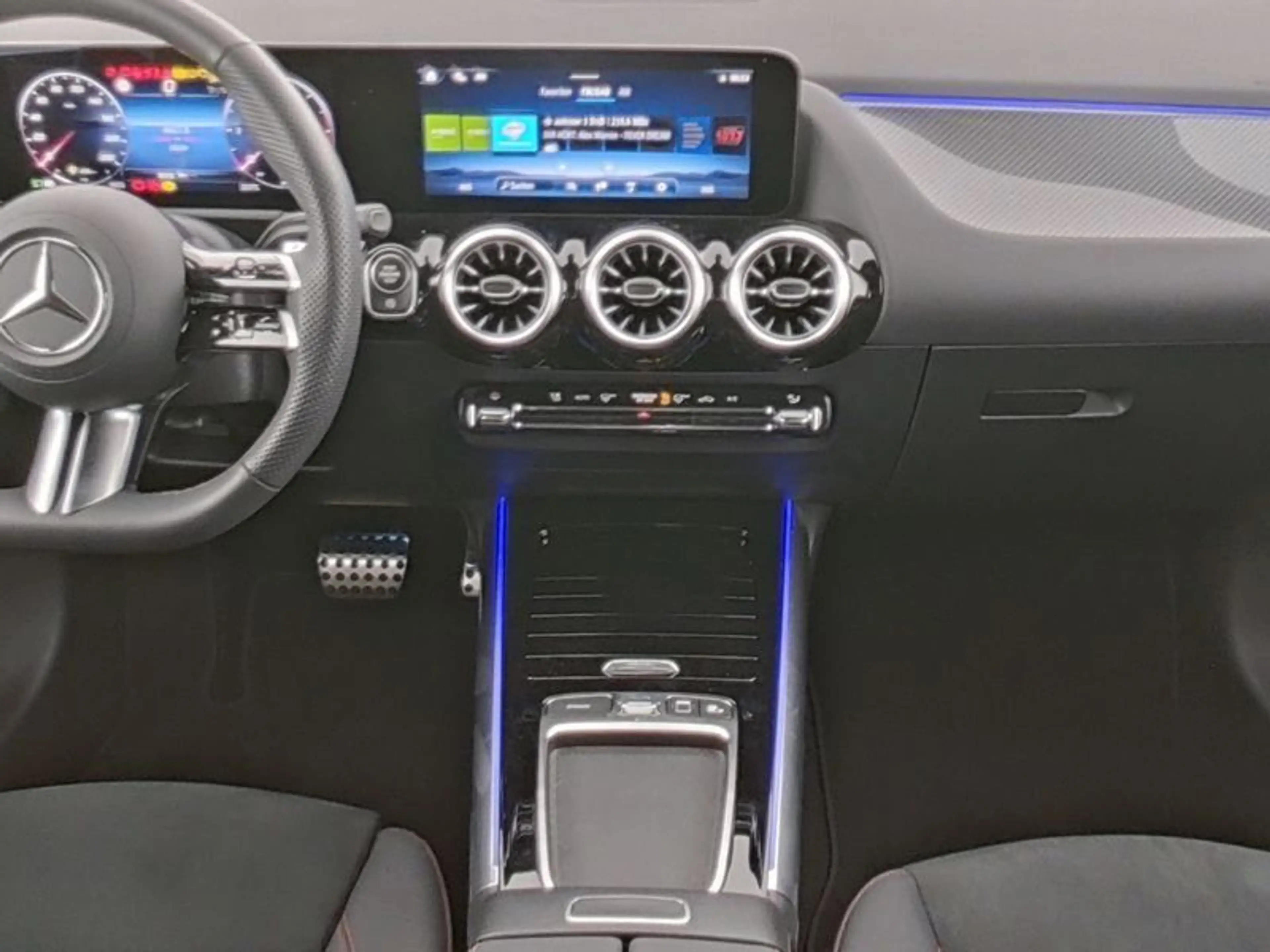 Mercedes-Benz GLA 200 d AMG Kamera AHK LED Ambiente Spurhalte — photo 7