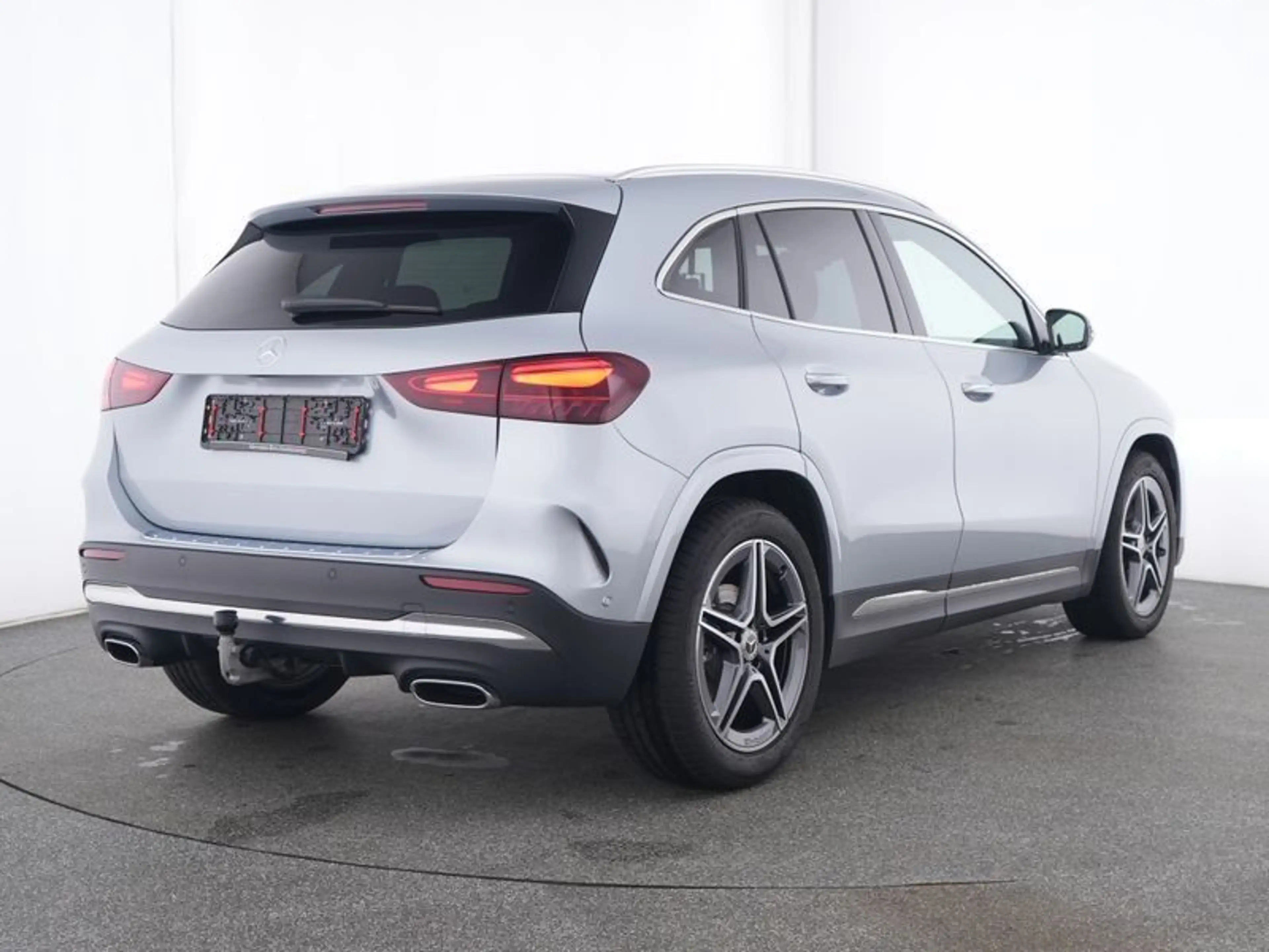 Mercedes-Benz GLA 200 d AMG Kamera AHK LED Ambiente Spurhalte — photo 2