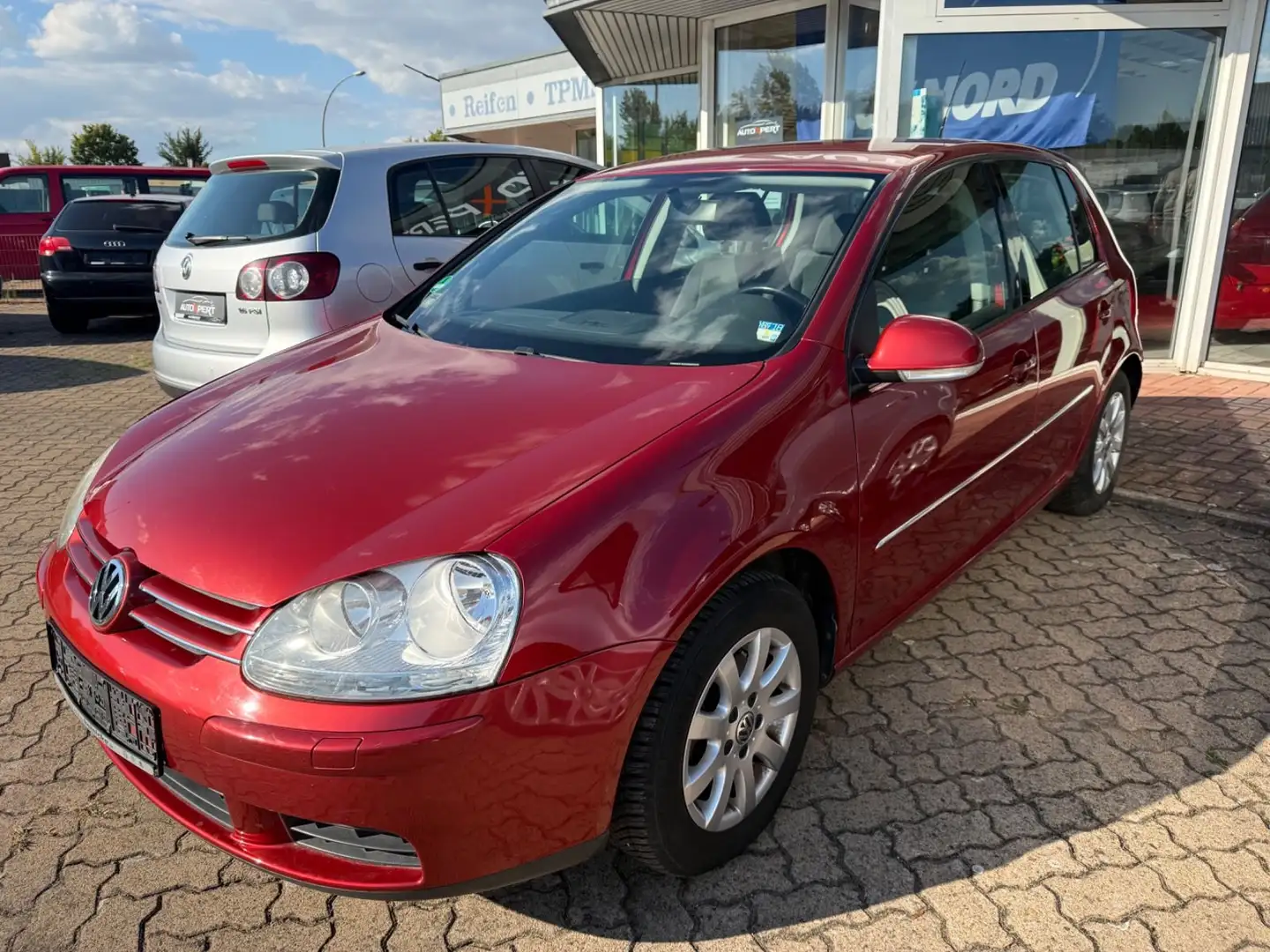 Volkswagen Golf V Lim. Comfortline *1.HAND*TEMPOMAT* Rot - 1