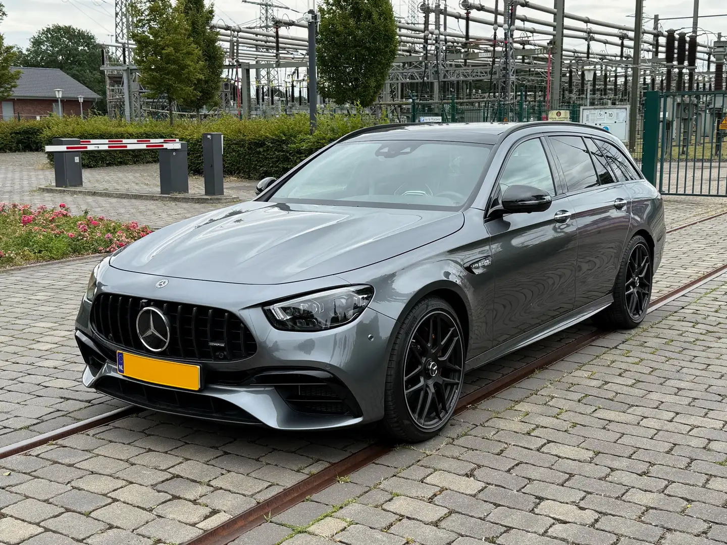 Mercedes-Benz E 63 AMG S Met alle mogelijke opties en 2 jaar garantie Grijs - 2