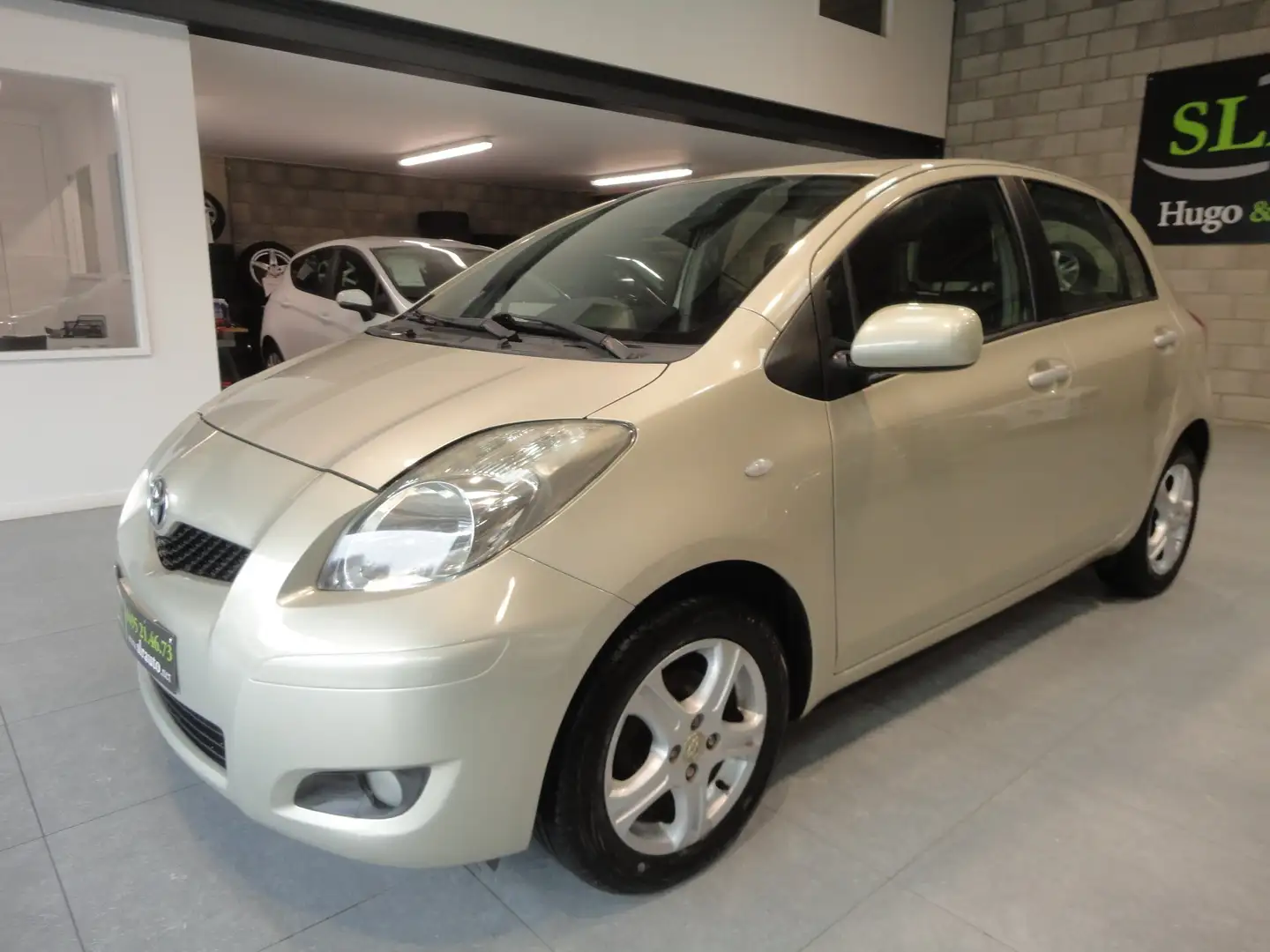 Toyota Yaris 1.3i BOITE AUTOMATIQUE AIRC CO JALU RAD ARR Gris - 1