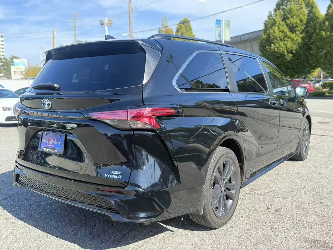 Toyota Sienna снимка Toyota Sienna