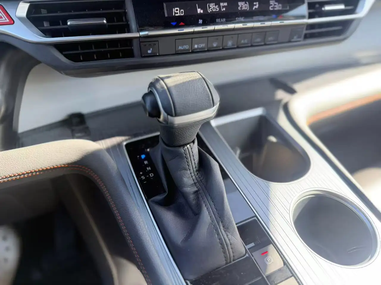 Toyota Sienna снимка Toyota Sienna