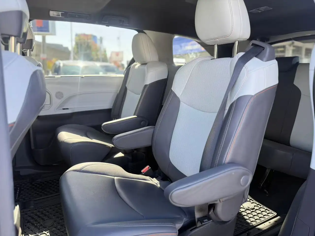 Toyota Sienna снимка Toyota Sienna