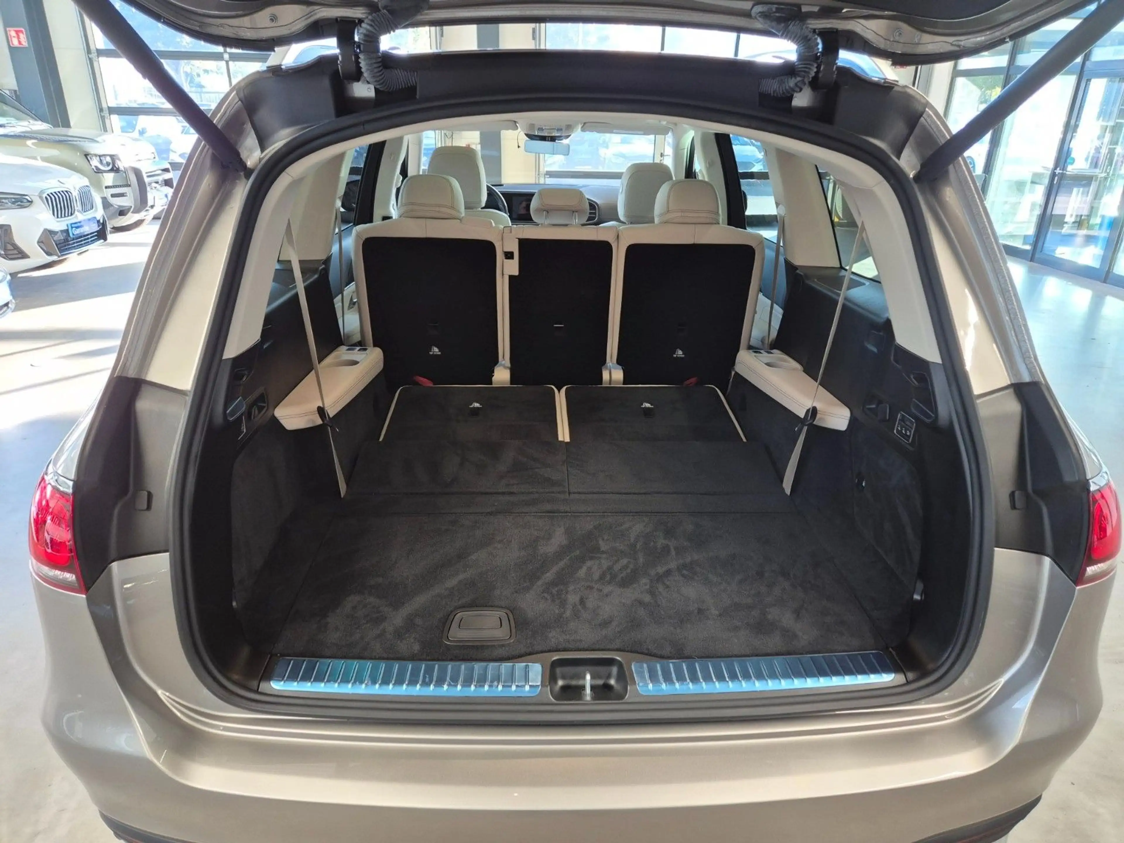 Mercedes-Benz GLS 400 d 4M STANDHZ PANO AIRMATIC DISTRO 7SITZE — photo 26