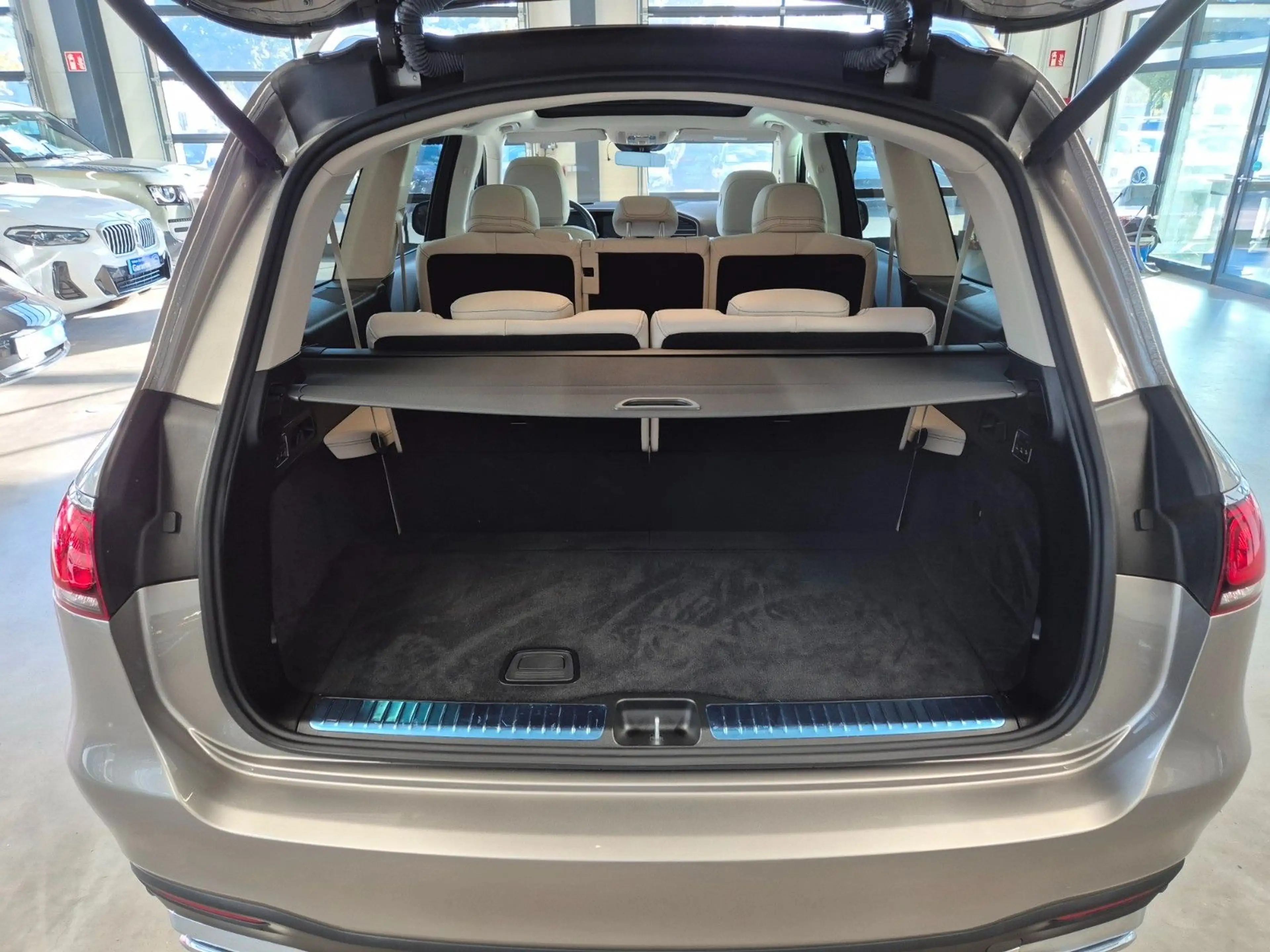 Mercedes-Benz GLS 400 d 4M STANDHZ PANO AIRMATIC DISTRO 7SITZE — photo 25