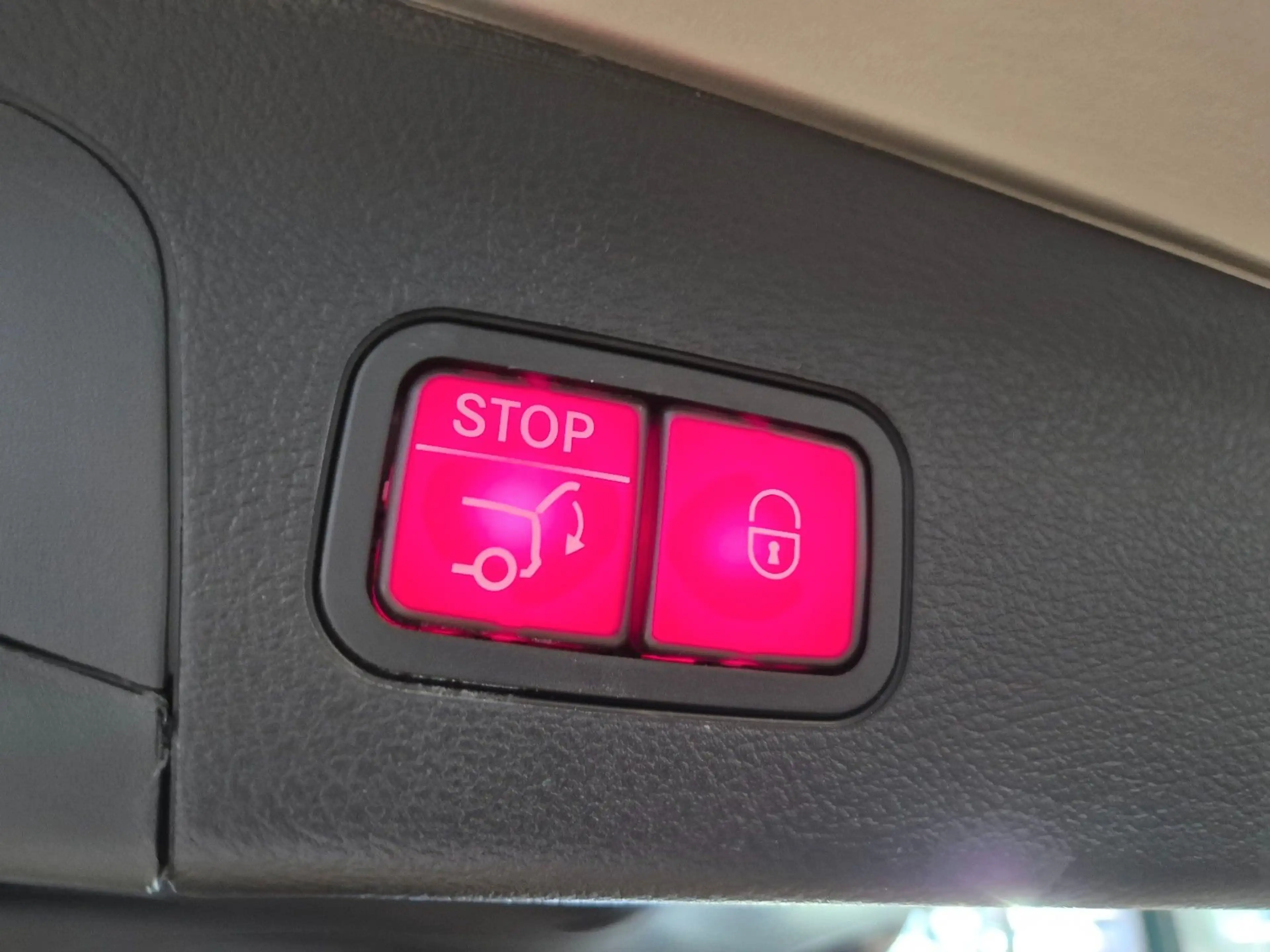 Mercedes-Benz GLS 400 d 4M STANDHZ PANO AIRMATIC DISTRO 7SITZE — photo 29