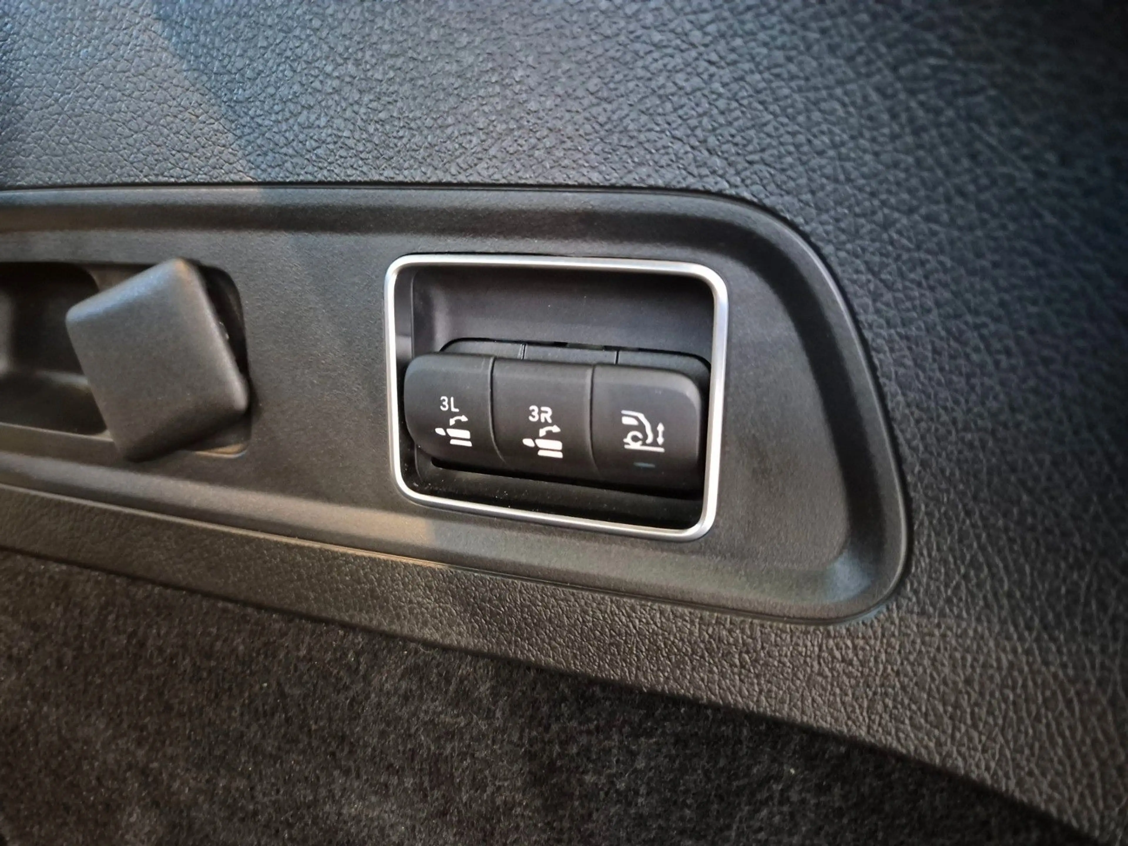 Mercedes-Benz GLS 400 d 4M STANDHZ PANO AIRMATIC DISTRO 7SITZE — photo 16