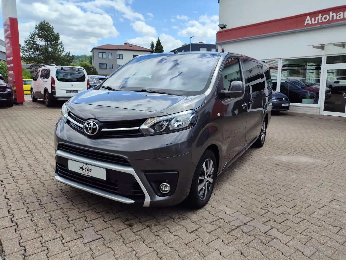 Toyota Proace Verso 2.0 D L2 Shuttle Comfort Navi HUD Kam SHZ Gris - 2
