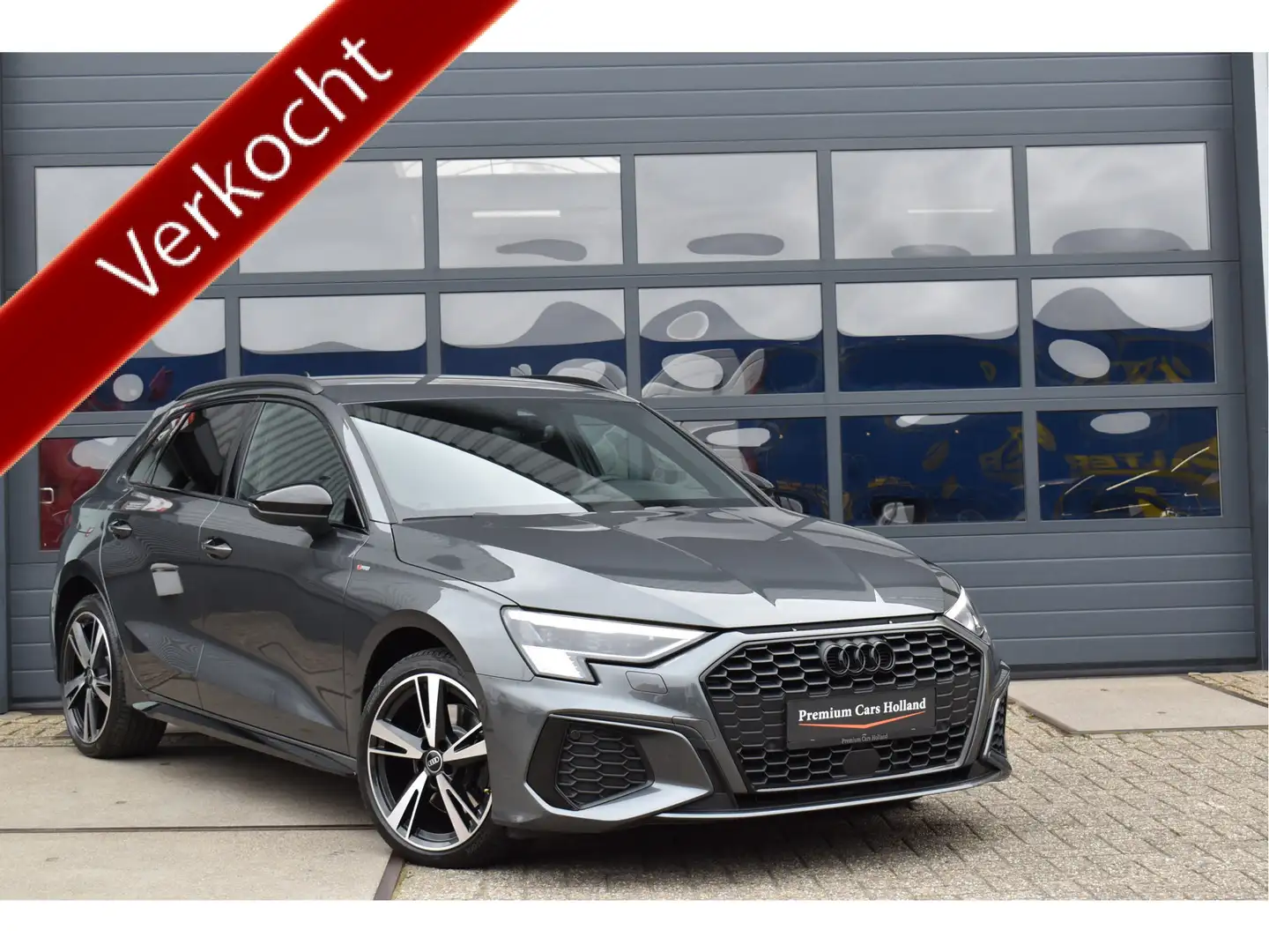 Audi A3 Sportback 40 TFSI e S-Line Black Ed Navi B&O Leder Grijs - 1