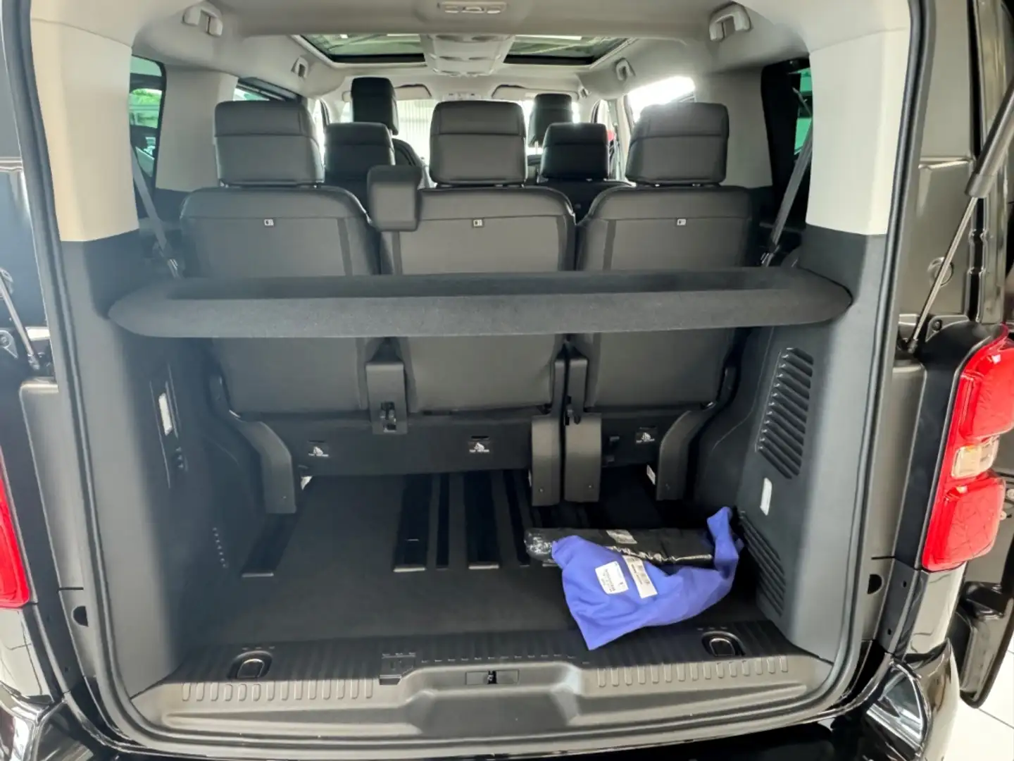 Peugeot Traveller VIP M 180 EAT8 7-Sitze Massage AHK Standheizung NA Zwart - 2