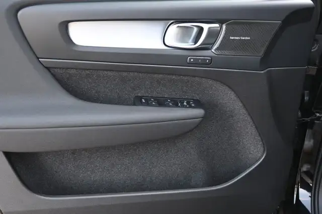 Volvo XC40 view 12
