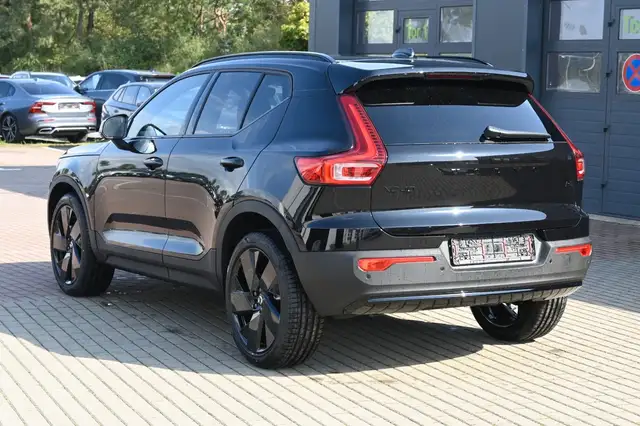 Volvo XC40 view 3