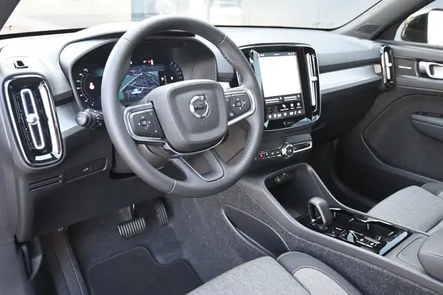 Volvo XC40 view 11