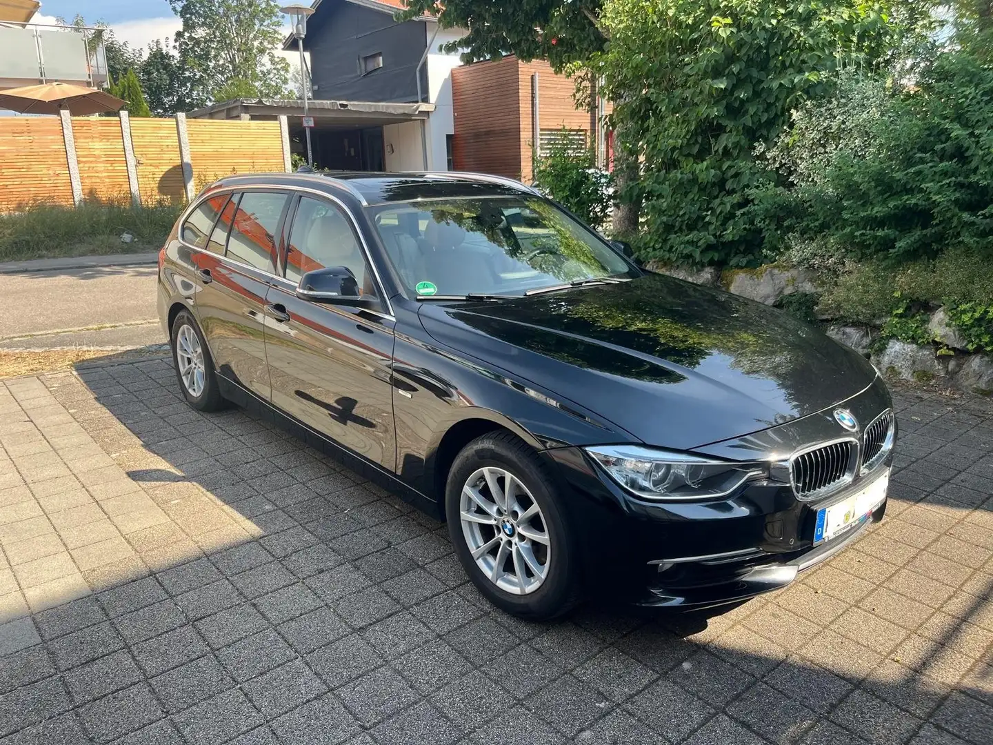 BMW 320 320d Xdrive Touring Luxury Line (Pano, AHK, …) Černá - 1