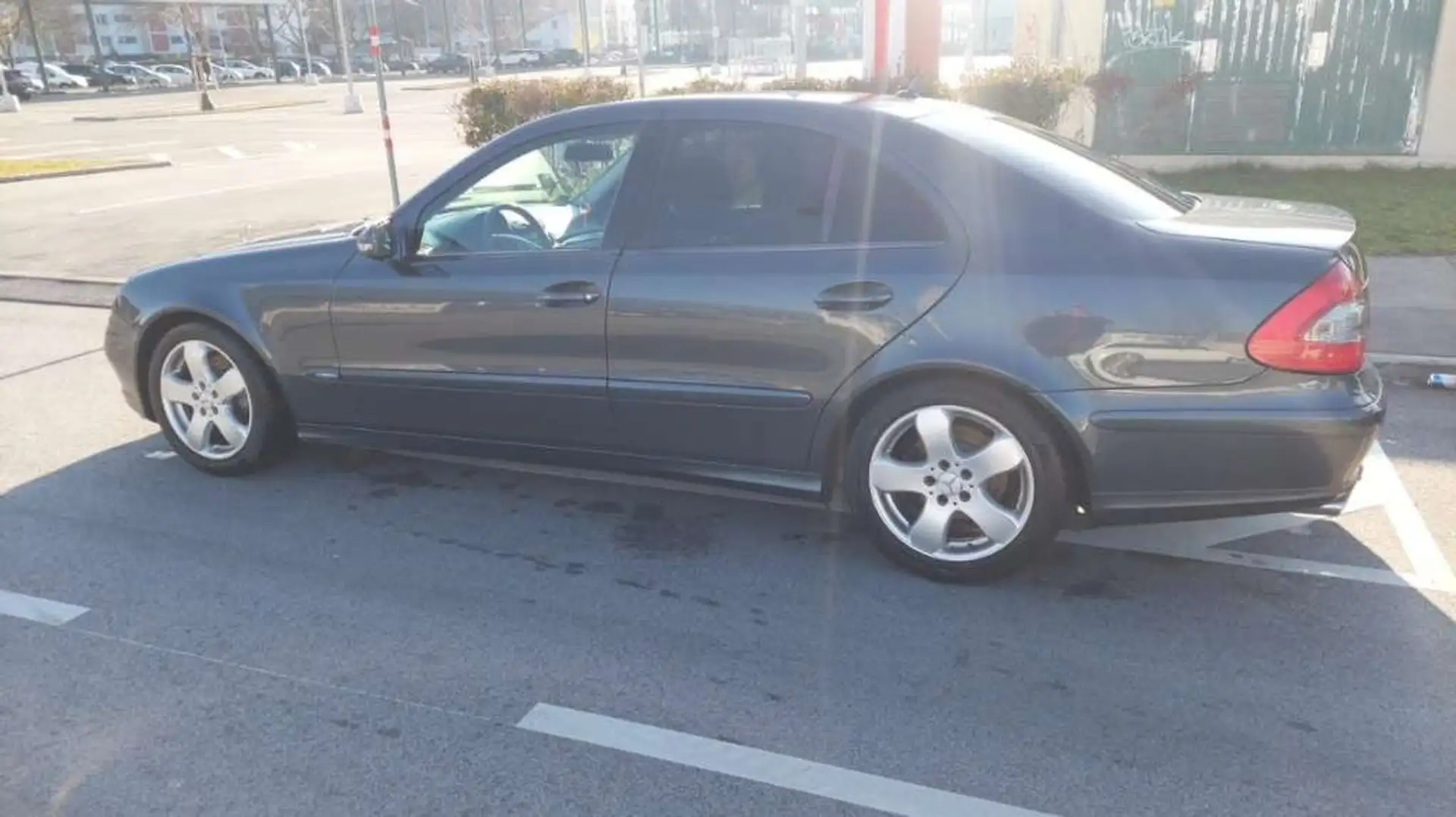 Mercedes-Benz E 220 E 220 Avantgarde Sport Exterieur CDI Avantgarde Grau - 1