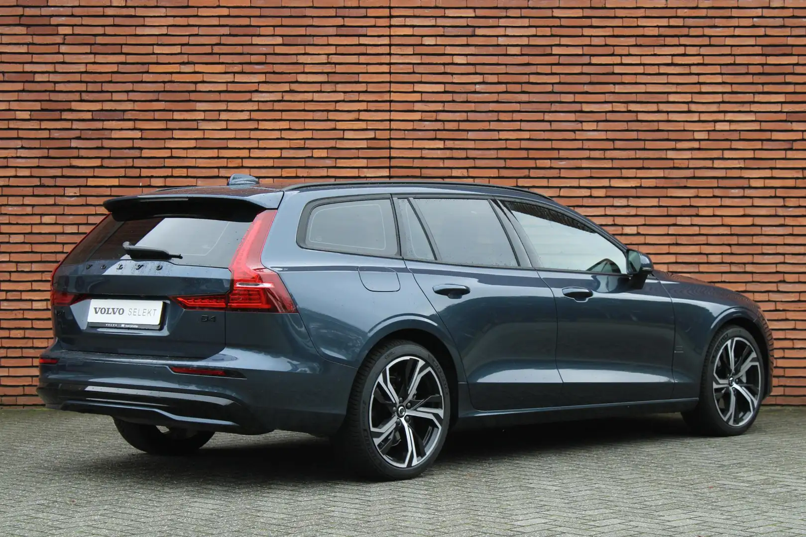 Volvo V60 B4 Automaat Essential Edition | Adaptieve Cruise C Blauw - 2
