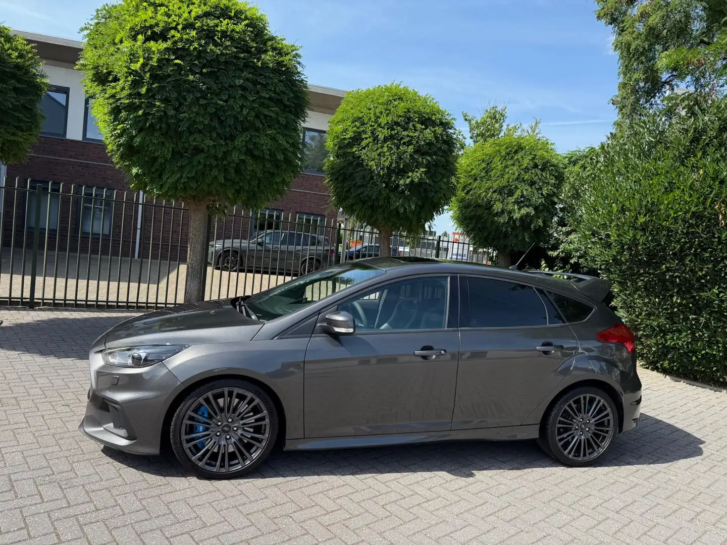Ford Focus 2.3 RS, 350pk, Clima, Cruise Control, Navi, Achter Grijs - 2