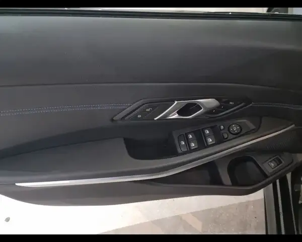 BMW 3 Series view 13