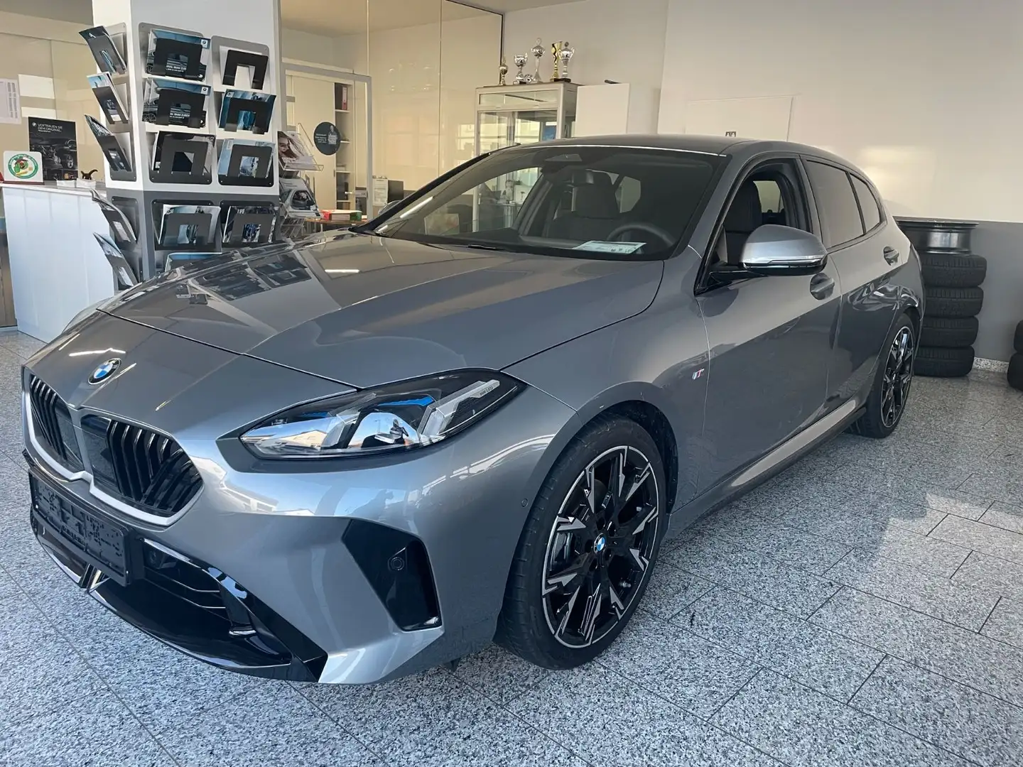 BMW 120 Baureihe 1 Lim. 120 d M Sport Grau - 1