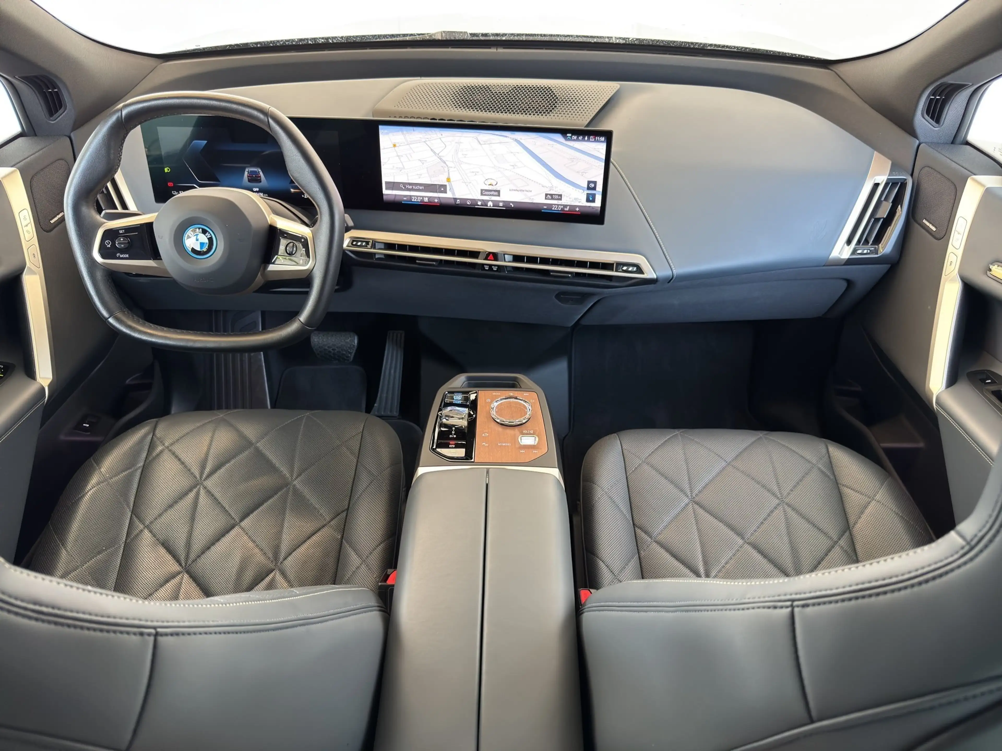 BMW iX xDrive40 Sportpaket LiveCock.Laserl.AHK.SkyLo — photo 7