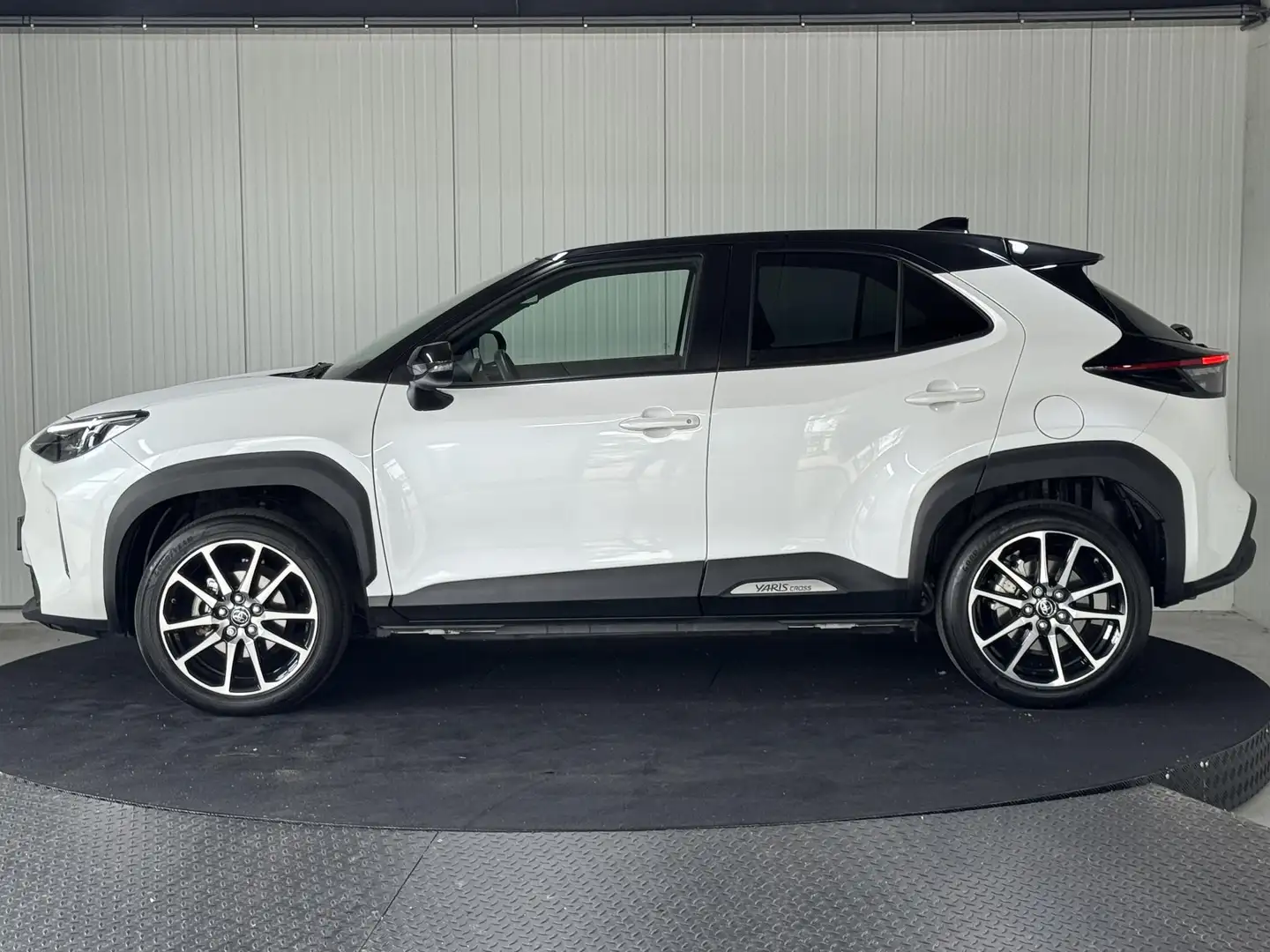Toyota Yaris Cross 1.5 Hybrid GR Sport JBL Panodak Navi Clima Wit - 2