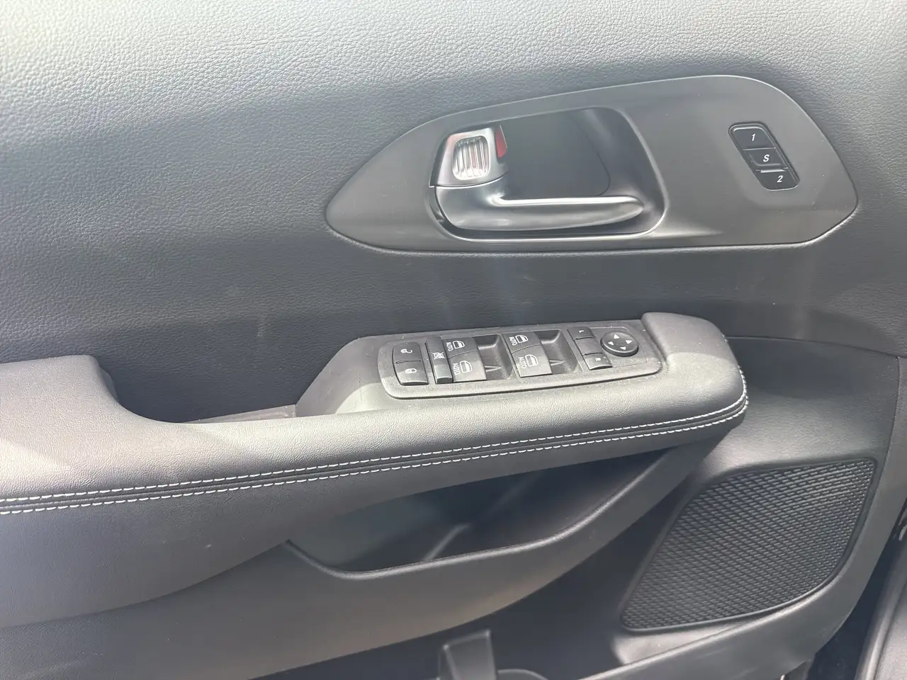 Chrysler Pacifica снимка Chrysler Pacifica