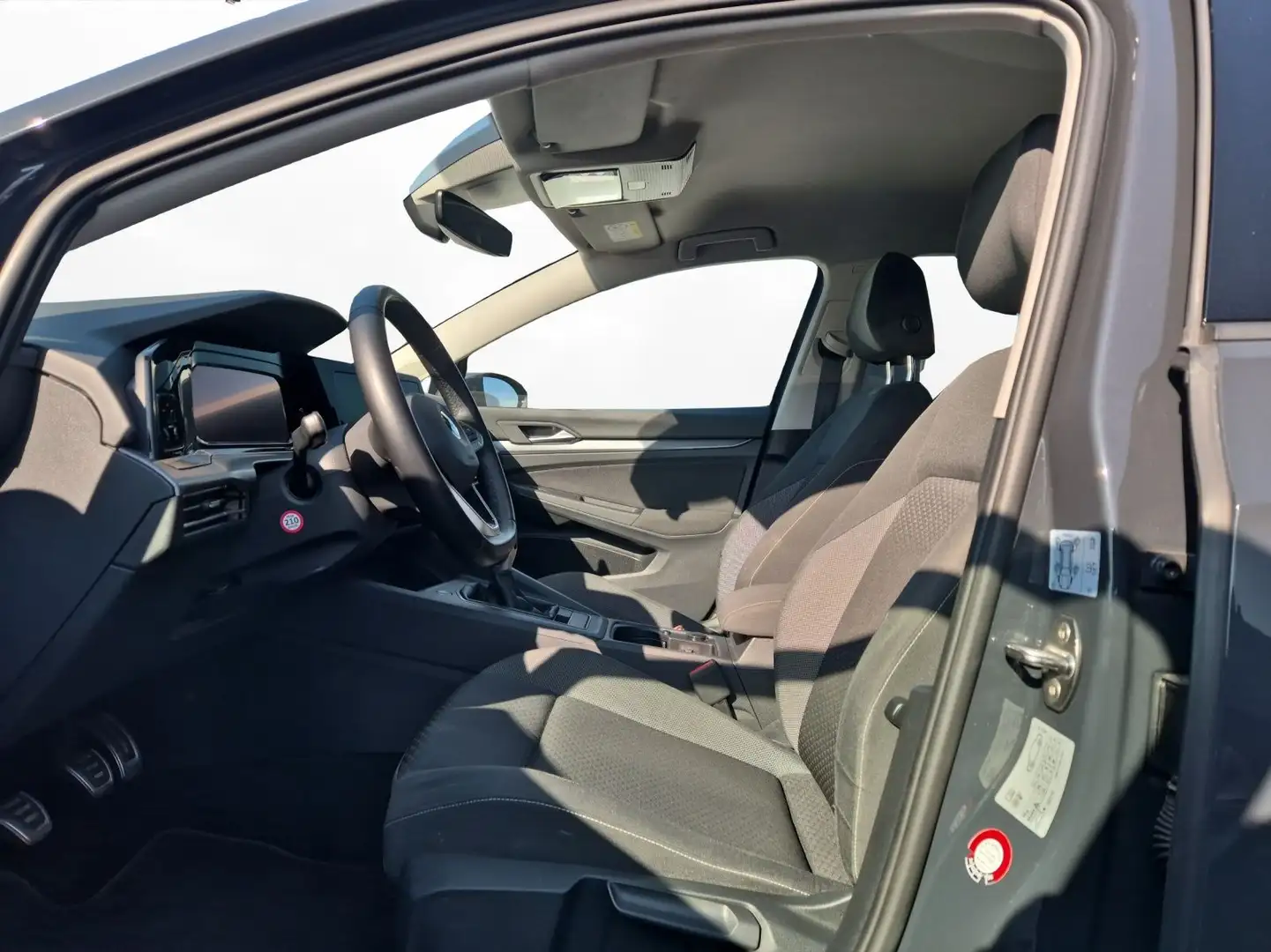 Volkswagen Golf VIII 2.0 TDI Active AHK Navi SiHz Grijs - 2