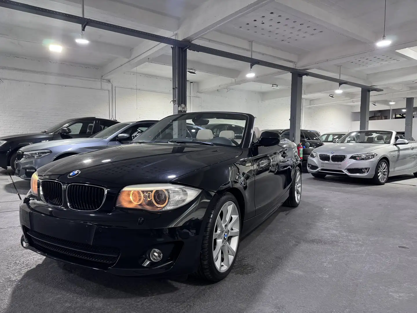 BMW 118 1ere main Zwart - 1