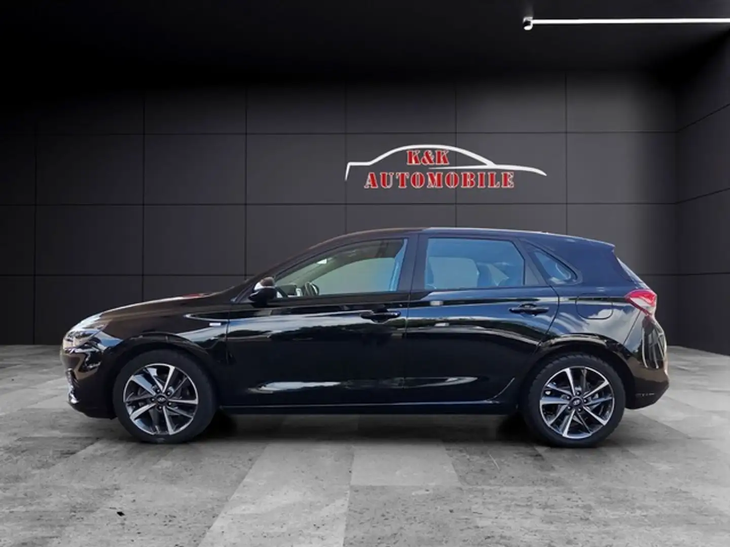 Hyundai i30 1.0 T-GDI Trend Mild-Hybrid KLIMAAUTOMAT/CAM Noir - 2