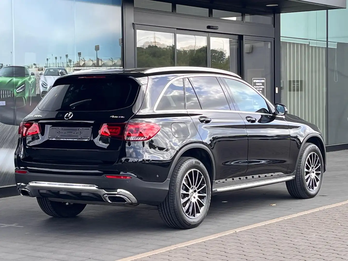 Mercedes-Benz GLC 300 e 4MATIC Fekete - 2