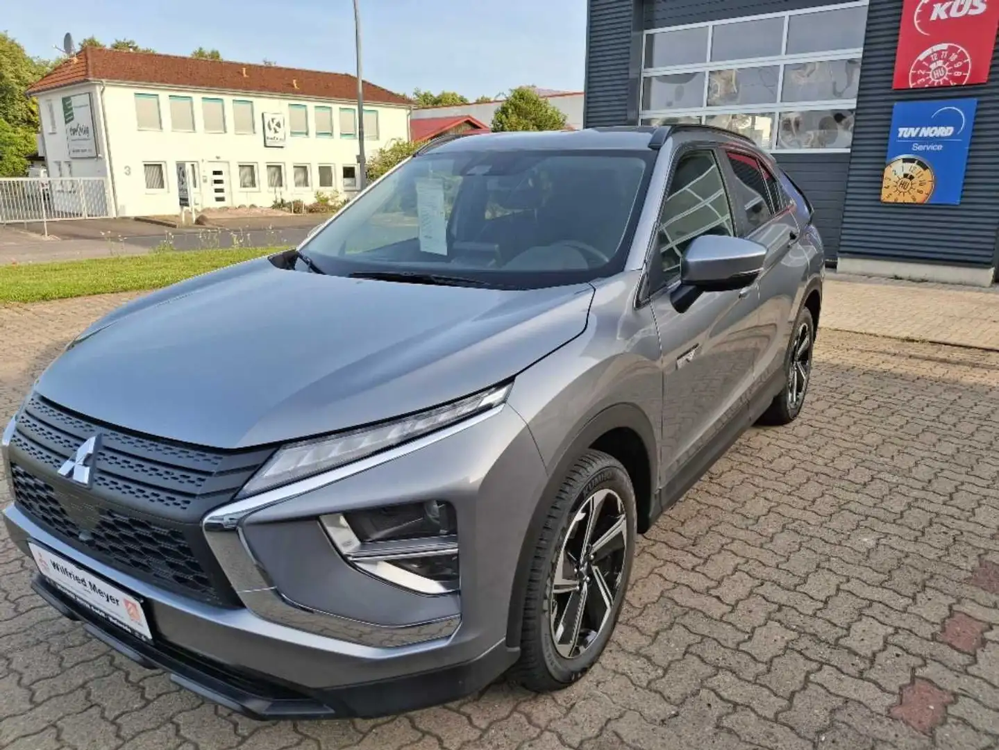 Mitsubishi Eclipse Cross Plug-in Hybrid 2.4 MIVEC 4WD Grau - 2