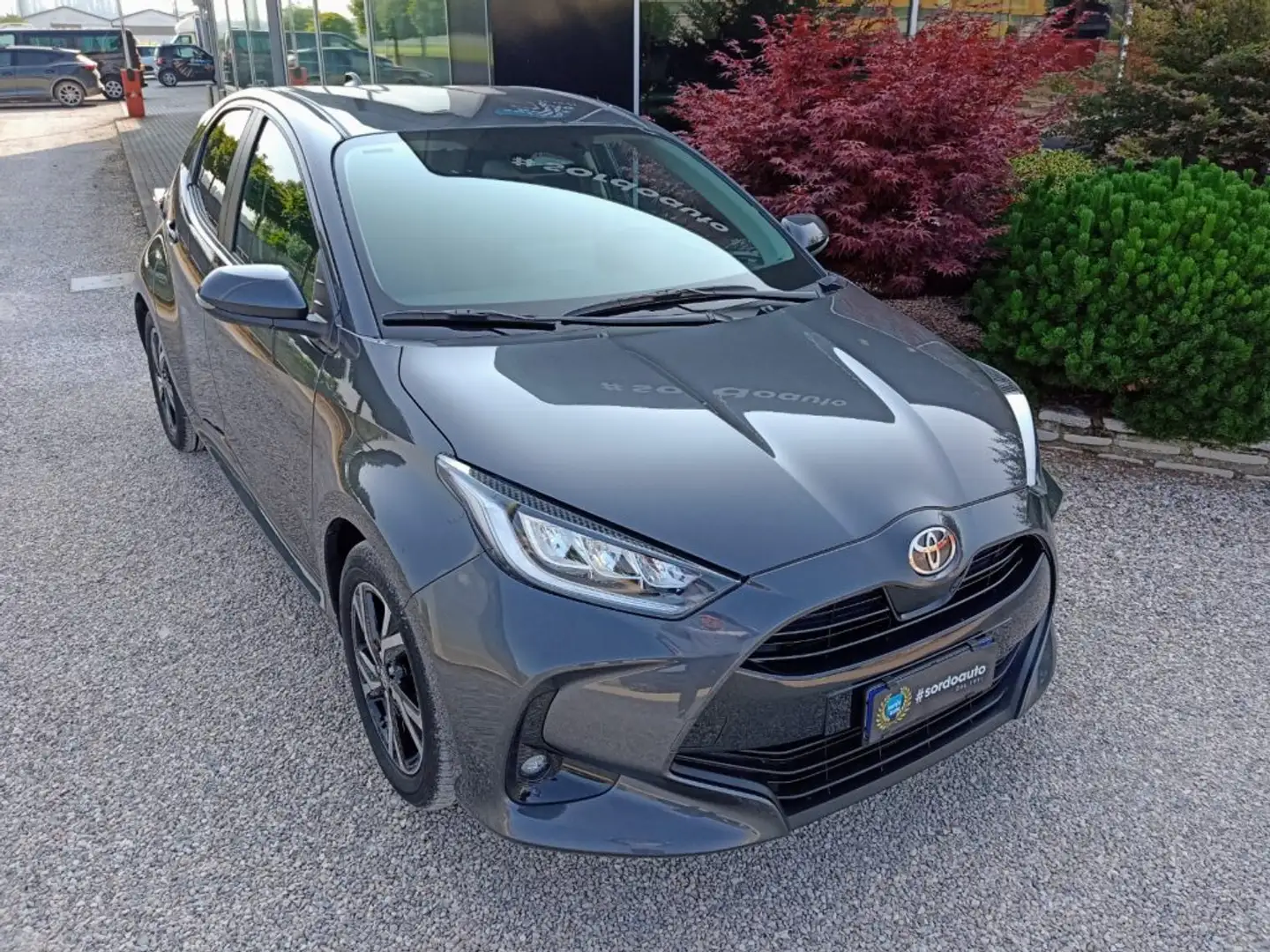 Toyota Yaris 1.5 Hybrid 5 porte Trend Grigio - 2