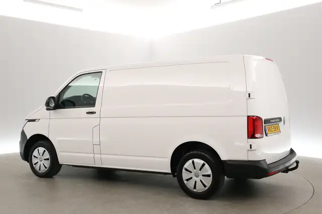 Volkswagen Transporter view 4