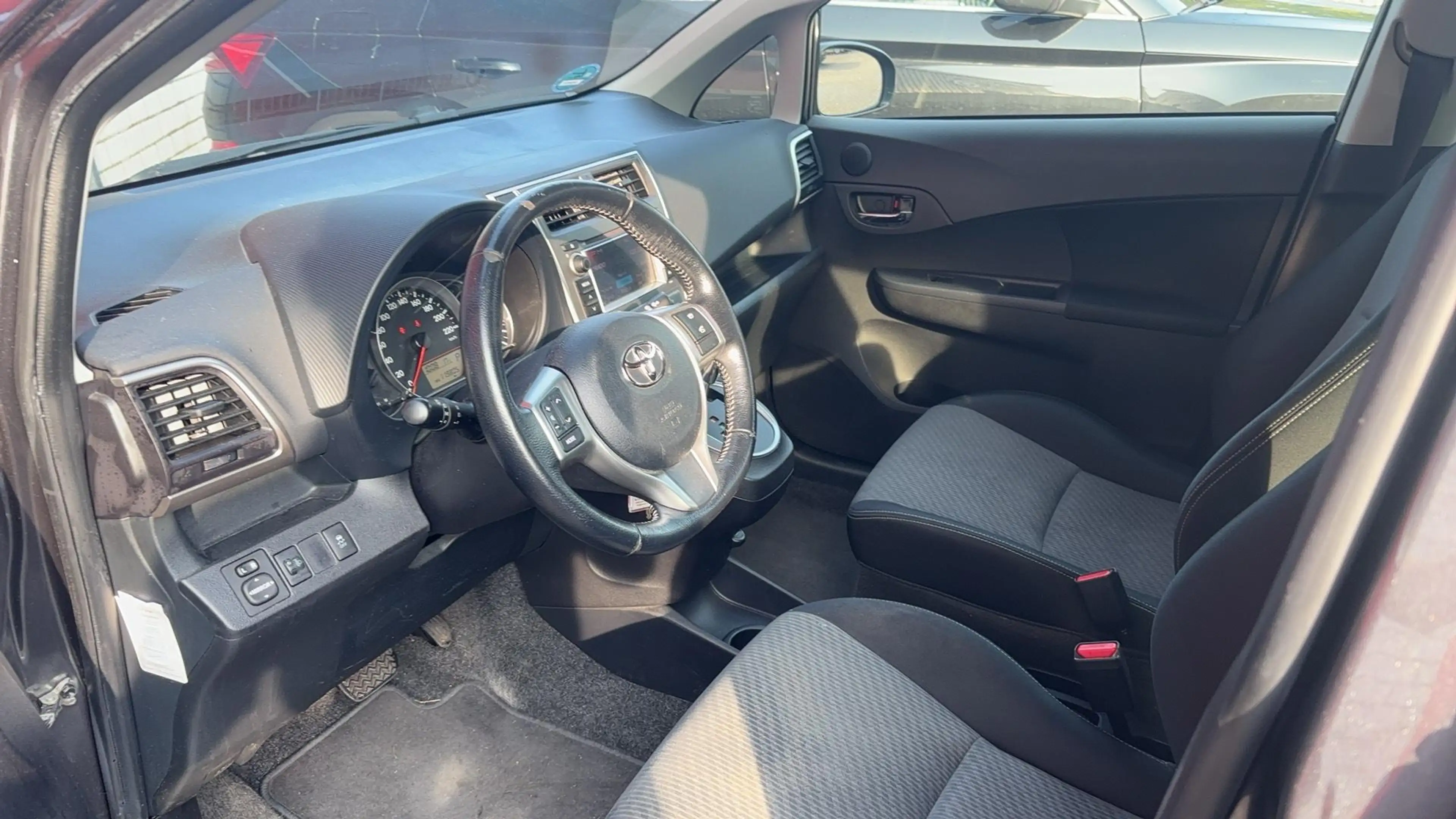 Toyota Verso-S 1.3 VVT-i Aspiration AUTOMAAT / TREKHAAK / CAMERA — photo 4