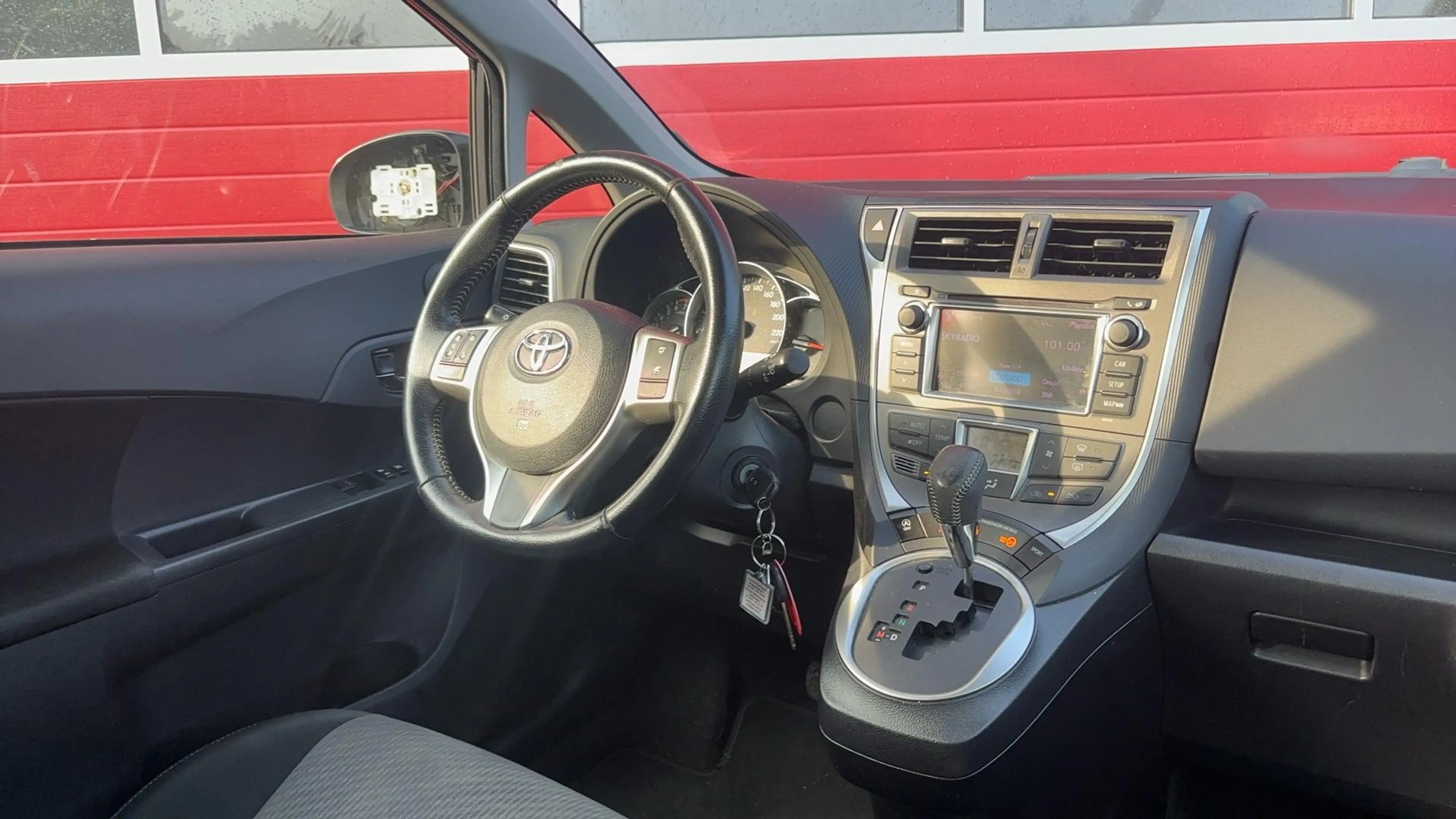 Toyota Verso-S 1.3 VVT-i Aspiration AUTOMAAT / TREKHAAK / CAMERA — photo 3